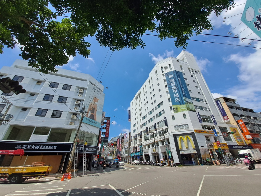 <p>訓練基地位於台中逢甲大學旁,鬧中取靜,訓練時隱蔽低調,但是交通便捷,旁邊就有Ubike、計程車站、公車站。</p><p><br></p><p>搭高鐵可以轉台中捷運到「文心櫻花」站;或搭客運到台中朝馬站(統聯、國光、和欣都有)。距離基地不到2公里,可轉公車,或計程車3分鐘,轉騎Ubike大約7分鐘。非常適合學員課前課後安排逢甲商圈行程。</p><p><br></p><p><strong><u>目前沒有在外縣市開課,日後如有規劃外縣市課程,課程價格會因成本增加。現有的台中場次相對便宜,敬請多加利用</u></strong></p>