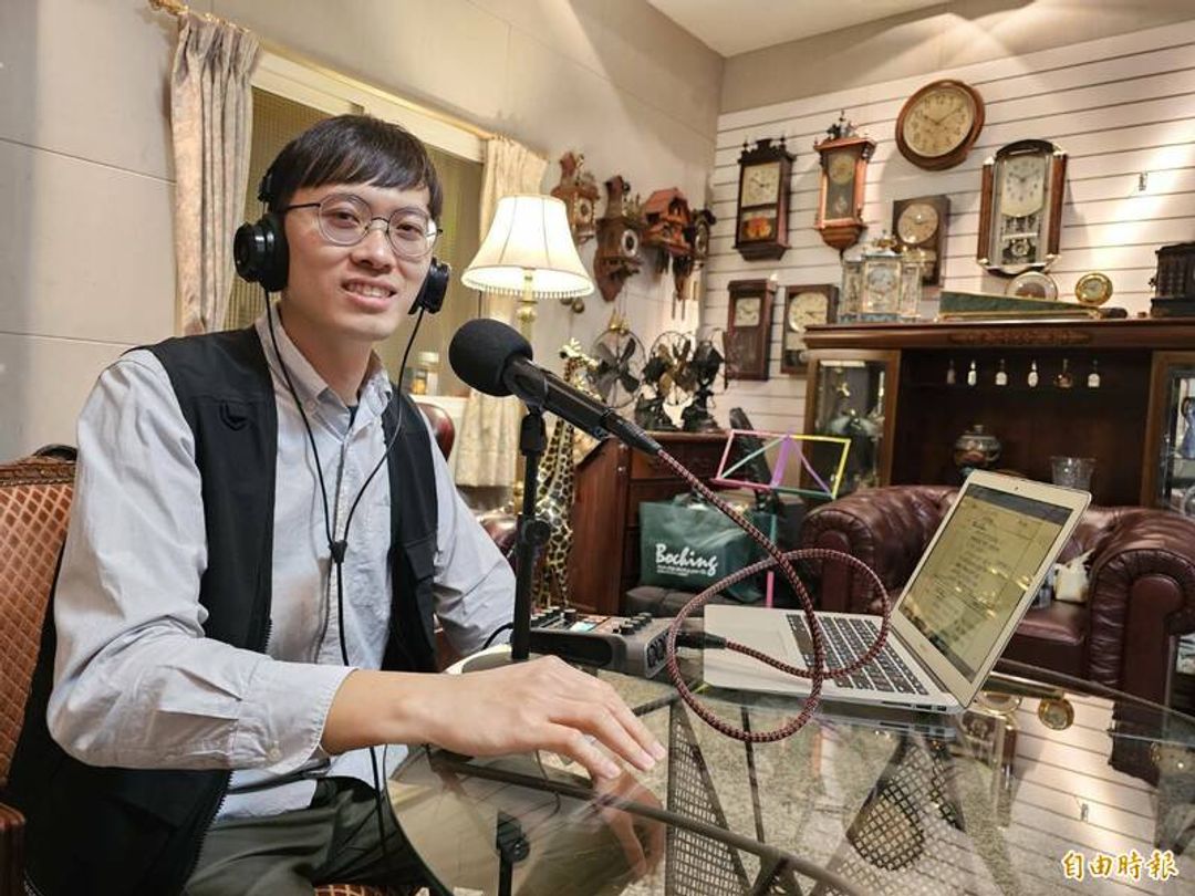 <p>王麒愷用「鹿港腔」台語錄製Podcast，放送給全世界聽。（記者劉曉欣攝）</p>
