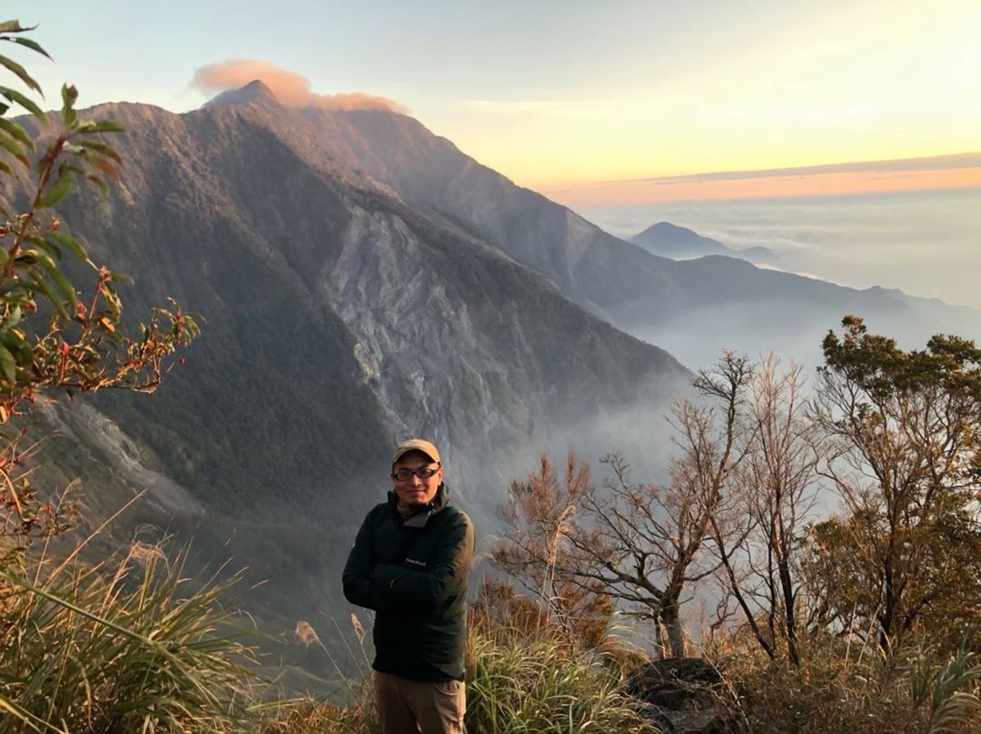 <p class="ql-align-center">講師</p><p class="ql-align-center">斜槓高山嚮導 Tony</p><p class="ql-align-center"><br></p><p class="ql-align-center">體育署山域嚮導訓練結業</p><p class="ql-align-center">國際野外醫療協會WMAI/WFR高階野外急救員</p><p class="ql-align-center">TWMA/高山症PAC Instructor指導員</p><p class="ql-align-center">-BLSI基本救命術指導員</p><p class="ql-align-center">美國STOP THE BLEED 創傷止血Instructor指導員</p><p class="ql-align-center">美國 NAEMT PHTLS 到院前創傷救命術</p><p class="ql-align-center">美國 NAEMT TECC 戰術緊急傷患救護</p><p class="ql-align-center">EMT-1救護技術員</p><p class="ql-align-center">台灣急診醫學會 ACLS高級心臟救命術</p><p class="ql-align-center">台灣急診醫學會 ETTC急診外傷訓練</p><p class="ql-align-center">內政部消防署防災士</p><p class="ql-align-center">丙級溯溪教練</p>