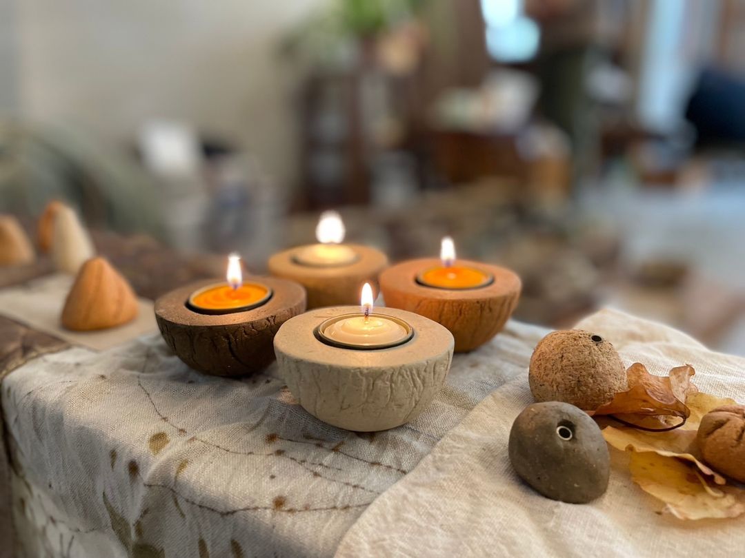 <p class="ql-align-center"><span style="background-color: transparent;">點亮心中那盞光，是風中之星對泥燭杯的詮釋。</span></p><p class="ql-align-center"><span style="background-color: transparent;">呼應筆順謠贊助的人們，共同響應點燃文字帶來的思想之光。</span></p><p class="ql-align-center"><br></p><p>最佳畢業敬師禮。若您有尊敬的老師，可選擇〜『天地君親師』手捧心泥燭杯一盞(桃園紅土版)，感謝老師如母親般，用天地的高度、廣度與長遠，教育陪伴並等待我們的孩子。5/12(日)24:00截止。</p>