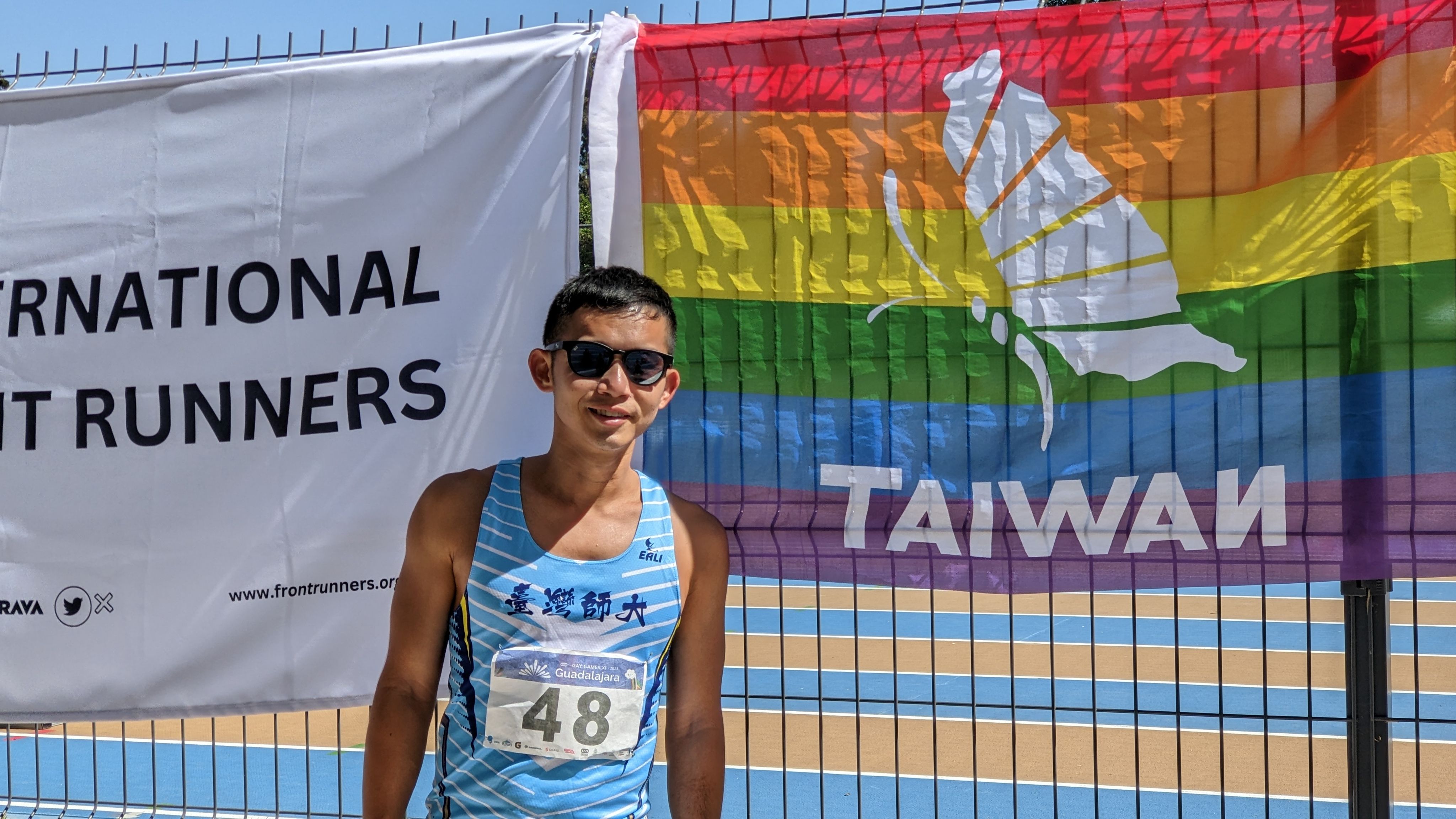 <p>90*120cm 彩虹底色會旗</p>