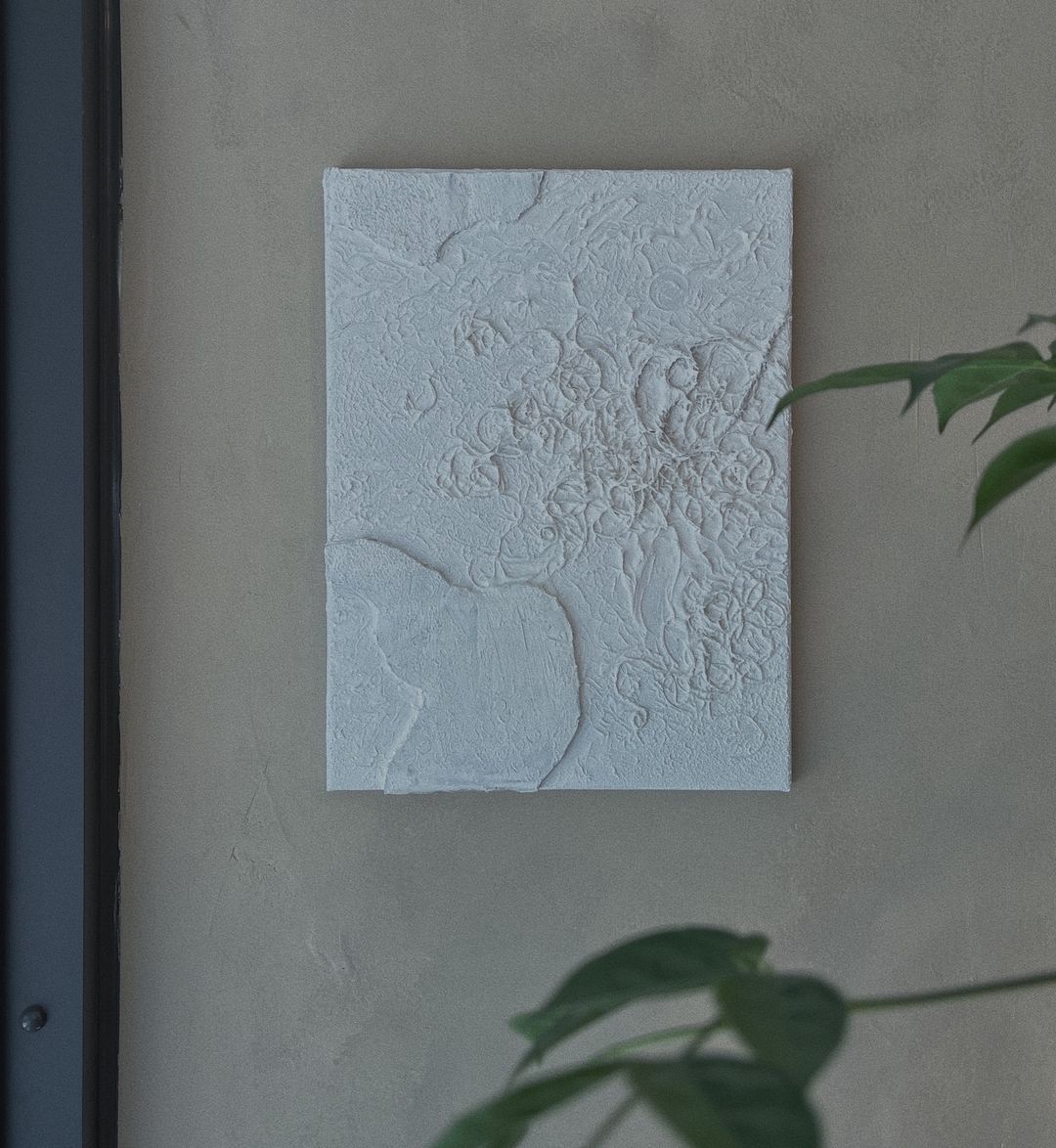 <p>感受過顏料在肌膚上的觸感嗎？&nbsp;</p><p>冰冰的...⼜帶點癢癢的吧…&nbsp;</p><p>拋開原有的感官 體會感知過程&nbsp;</p><p>我想這是重要的</p><p><br></p><p><strong>體驗特點</strong></p><p>以⼿跟⽇常⽤具作為主要的⼯具， 這堂課不會特別上⾊，透過雙⼿去感知質地。</p><p>單純利⽤質地的感受放⼤感官，並提倡⽇常⽣活中，想創作是很簡單的，且不需畫筆，僅⽤⼿與身旁⼯具則能創作出有趣的作品。</p><p><br></p><p><strong>媒材⼯具</strong></p><p>⽣活裡的全部材料都是工具</p>