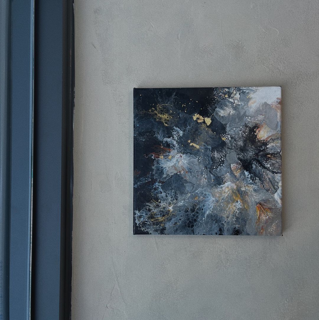 <p>如果能感知未來 那也許就少了些興奮&nbsp;</p><p>若不小⼼失誤能帶領我們看到更多&nbsp;</p><p>那何嘗我們不在⼀開始時就更有勇氣⼤膽些&nbsp;</p><p>從液態的流動 學習 ⾯對失誤的勇氣</p><p><br></p><p><strong>體驗特點</strong></p><p>運⽤吹的⽅式，將顏料往無法完全預期的⽅向，</p><p>在吹開顏料的過程中，能感受到流動所產⽣的驚喜感。</p><p><br></p><p><strong>媒材⼯具</strong></p><p>流動的⾊彩還有氣息</p><p><br></p><p><strong>小建議</strong></p><p>可以吃飽再過來體驗，這堂體驗活動會很累～</p>