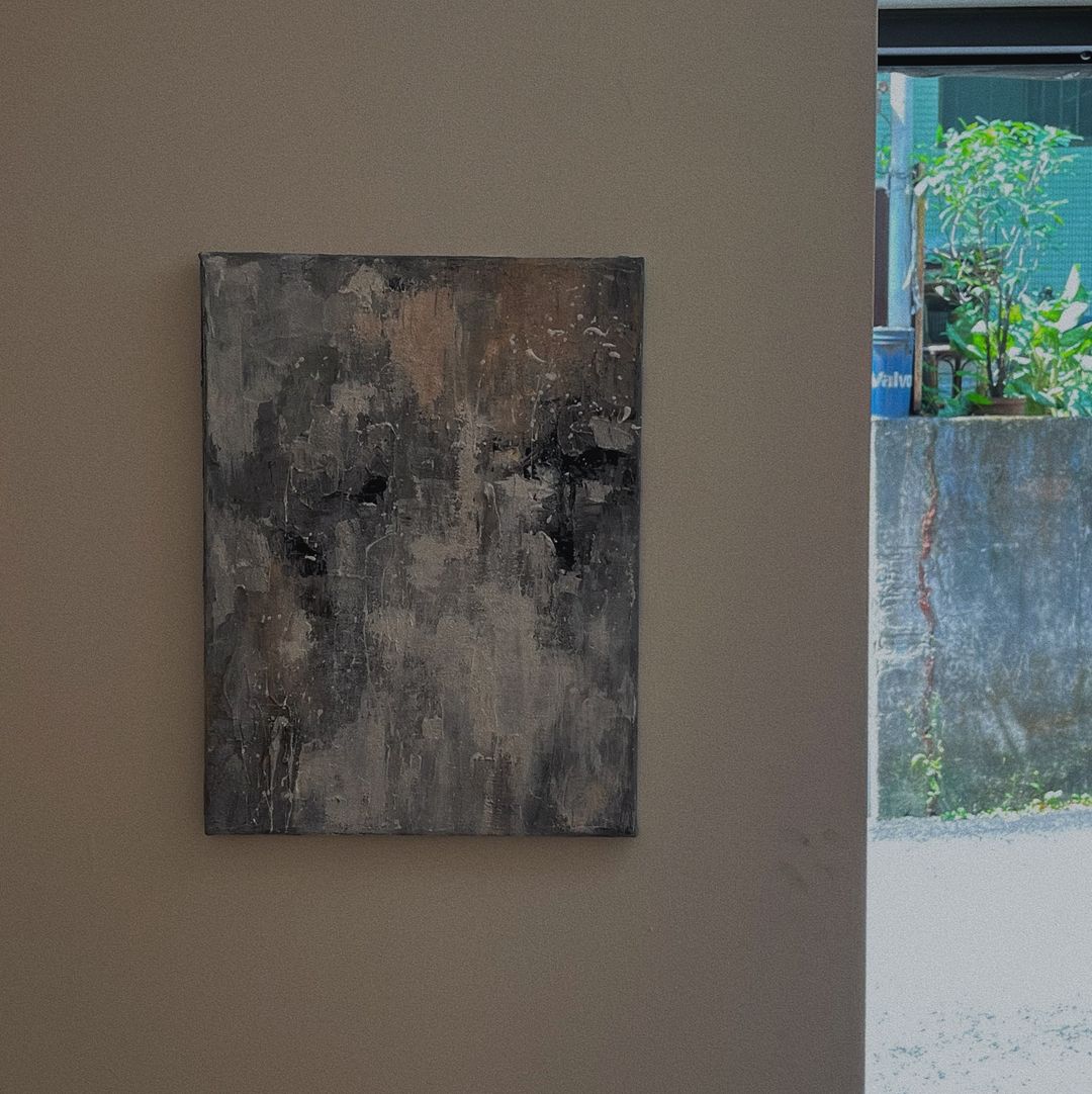 <p>每⼀刻中我們總想著該如何走下⼀步</p><p>⼜總想在制式中想添⼊些理性與叛逆&nbsp;</p><p>從固定的⼯具中 創造不同的樣貌</p><p>在制式中找到不制式的⽣活⽅法</p><p><br></p><p><strong>體驗特點</strong></p><p>刮⼑與刮板作為主要的⼯具，使⽤⼯具將顏料⼀層⼀層堆疊於畫布上，</p><p>添加⽯英砂做出畫⾯的肌理感，從固定⼯具中創造截然不同的畫⾯。</p><p><br></p><p><strong>媒材⼯具</strong></p><p>可以製造神奇效果的療癒小⼯具</p>