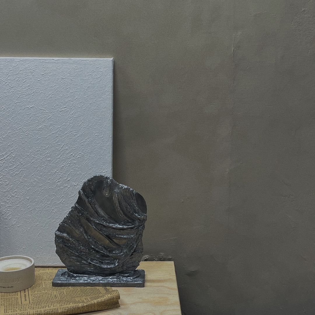 <p>⽣活中的時間</p><p>我們總是在時針分針上走著走著</p><p>有時候找尋時間中帶給我們些壓⼒與制約</p><p>無⼀例外地我們被時間壓迫了</p><p>可能性卻忘了</p><p>其實偶爾可以讓時間不在你的認知中</p><p><br></p><p><strong>體驗特點</strong></p><p>以金屬鏡⼦為底，可選擇使⽤紙黏⼟或⽯膏繃布，</p><p>做出不同質地的樣貌，同時可以藉由媒材的⽴體感，</p><p>創造⾦屬與⽯膏之間的衝突與平衡，變成居家藝術品擺飾。</p><p><br></p><p><strong>媒材⼯具</strong></p><p>看似天然的媒材(紙黏⼟/⽯膏繃布)</p>