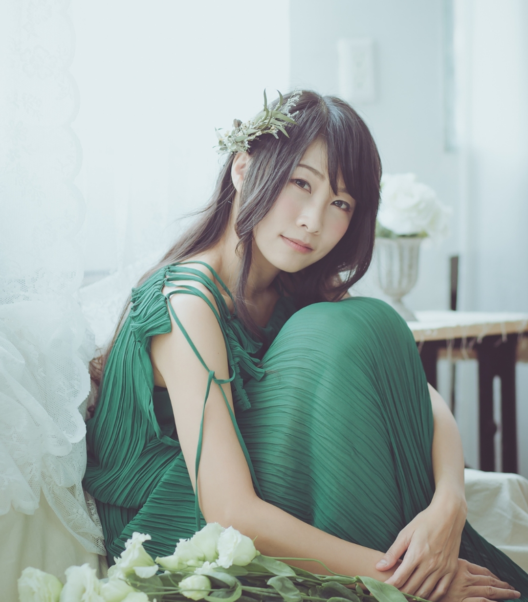 <p>人設為隱藏版歌手,當代爵士樂壇中的一抹清新香氣。 歌聲溫暖輕柔的她,常被樂迷譽為療癒系歌手。</p><p>但從她的創作專輯與頻道中卻可以窺見現代女子的任性與淘氣。</p><p>當濃烈繽紛的爵士音符融在她牛奶般的歌聲裡,你將彷彿漫步於破曉的森林,耳裡聽著鳥語、 嗅著青草與花香,口中回甘的是今晨的第一杯拿鐵,尾韻恬淡而悠長。</p><p>"A fresh new voice!" - Jocelyn,NY</p><p>"Lovely n'beautiful voice that really touched my heart." - Michael,DE "百聽不厭的療癒嗓音。" - Joseph,TW</p><p>以吟遊詩人之姿遊歷世界, 慢行歐亞非美洲18個國家超過50個城市。 短居巴黎、伊斯坦堡、 威尼斯、佛羅倫斯、京都等古老城市。</p><p>最喜歡的爵士小號手是Chet Baker,最喜歡的國家是台灣,最喜歡的城市是台南。最愛的動物是一隻叫洛洛的小胖貓。</p><p>2013 冬季發行全創作迷你專輯『啟程。當旅人炙熱的靈魂燃起』</p><p>2015 負笈紐約深造爵士演唱。</p><p>2016 於荷蘭、比利時兩國進修爵士演唱。</p><p>2016 爵士創作專輯『哼哼與泰戈爾的詩』亞神音樂全球發行。</p><p>2017 受邀於上海演出。</p><p>2018 受邀於京都及台中爵士音樂節演出。</p><p>2019 受邀於香港巡迴演出全新創作音樂。</p><p>2020 受邀於日本東京演出。(因疫情延期)</p><p>2020 編曲演唱廣播節目『移山倒海樊梨花』主題曲 入圍2020廣播金鐘獎 2022 數位發行單曲『日春』</p><p>2023 籌備創作計畫『時間之詩』</p><p>FaceBook:簡詩敏Chien Shih Min</p><p>IG:Chien_Shih_Min</p><p>Podcast:藥理詩詩<a href=" https://open.firstory.me/user/notonlypharmacy/platforms " rel="noopener noreferrer" target="_blank"> https://open.firstory.me/user/notonlypharmacy/platforms </a>YouTube:<a href="https://www.youtube.com/@notonlypharmacy/" rel="noopener noreferrer" target="_blank">https://www.youtube.com/@notonlypharmacy/</a></p><p>官網:<a href="https://notonlypharmacy.cc/" rel="noopener noreferrer" target="_blank">https://notonlypharmacy.cc/</a></p>