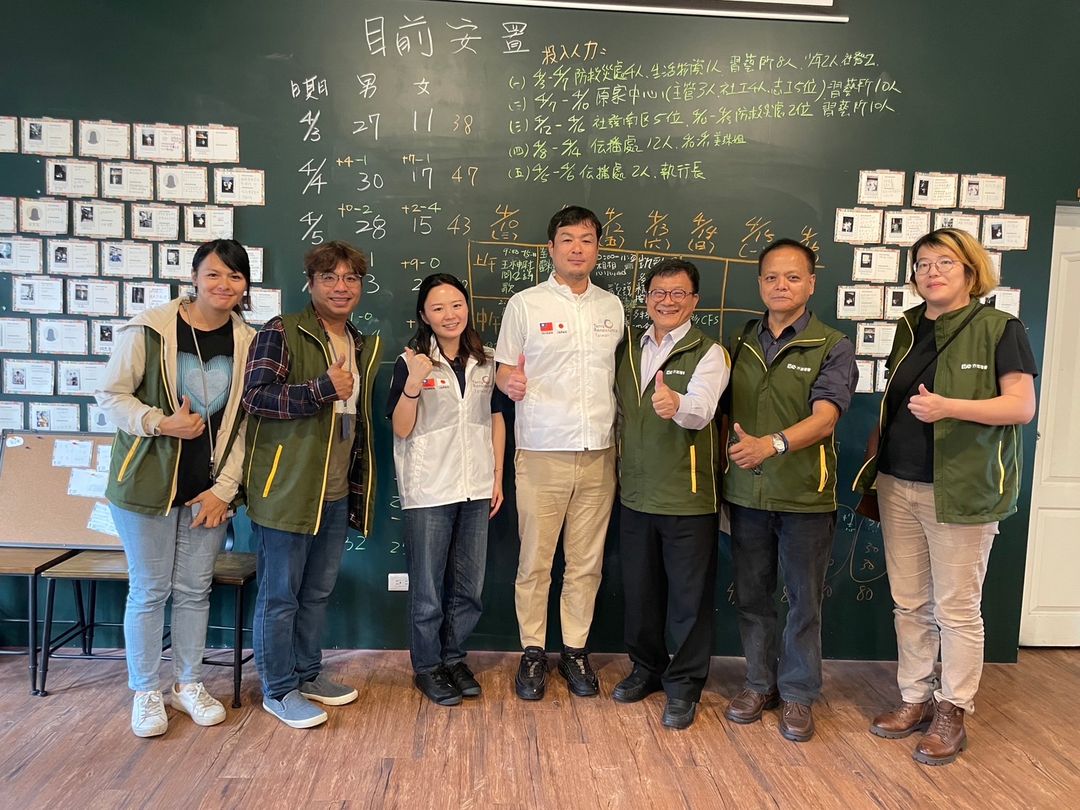 <p><span style="background-color: transparent;">圖片：芥菜種會執行長與防災部門職員與本部執行長：佐佐木（圖中右）及台灣支部秘書長：香葉村（圖中左）</span></p>