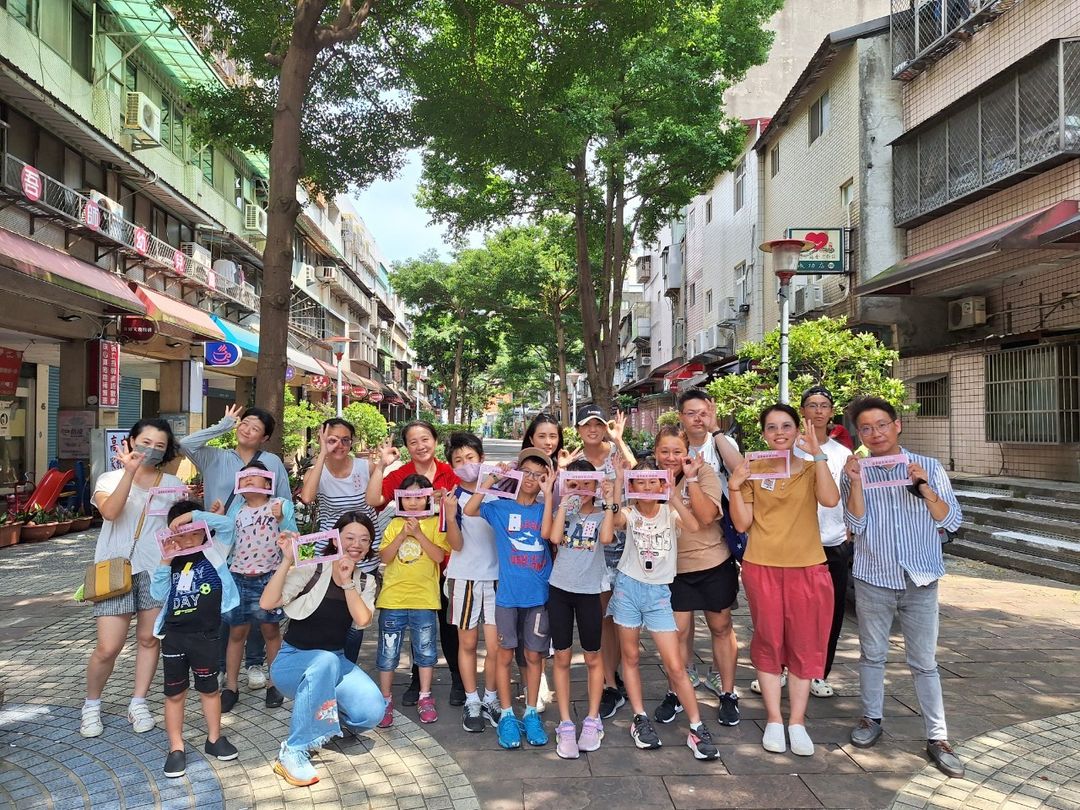 <p>「玩樂設計大師」街道遊戲工作坊，學員們於東溪綠園-東門溪徒步街大合照</p>