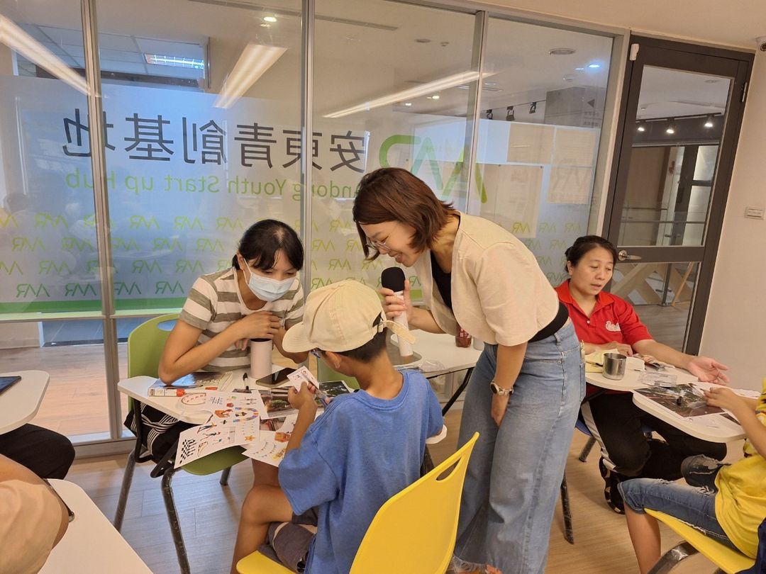 <p>「眾藝院文化創意有限公司」雅涵執行長，帶領親子將街區觀察的場景以圖片素材剪貼的方式，  呈現出創意的遊樂園。</p>