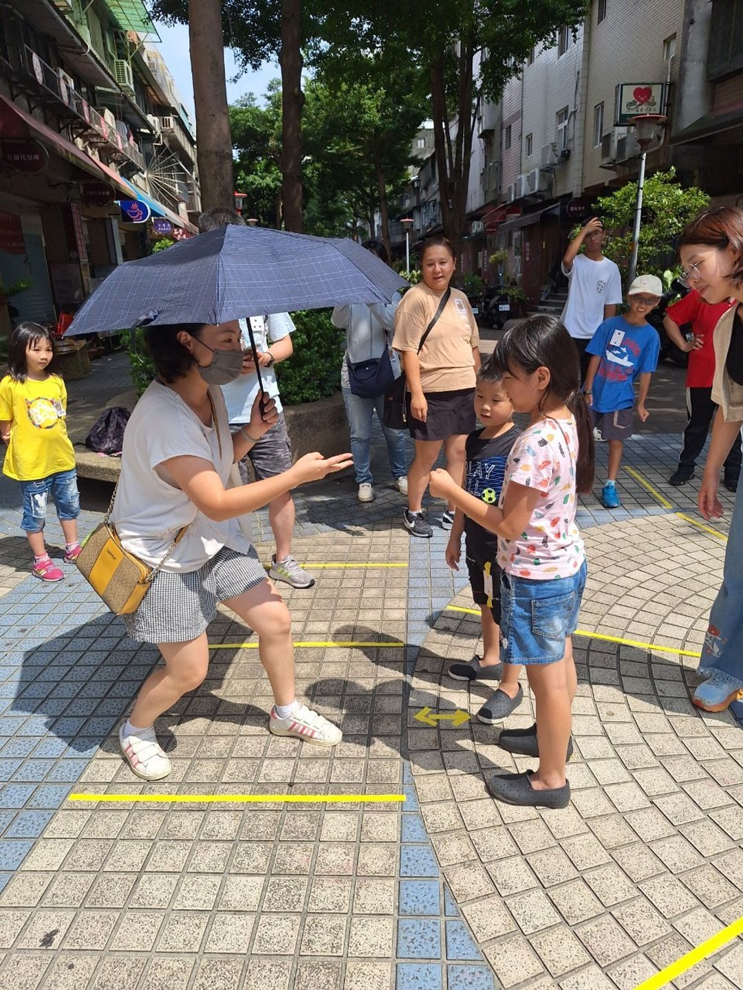 <p>「真人版跳棋」家長和小朋友們一同遊戲競賽。</p>