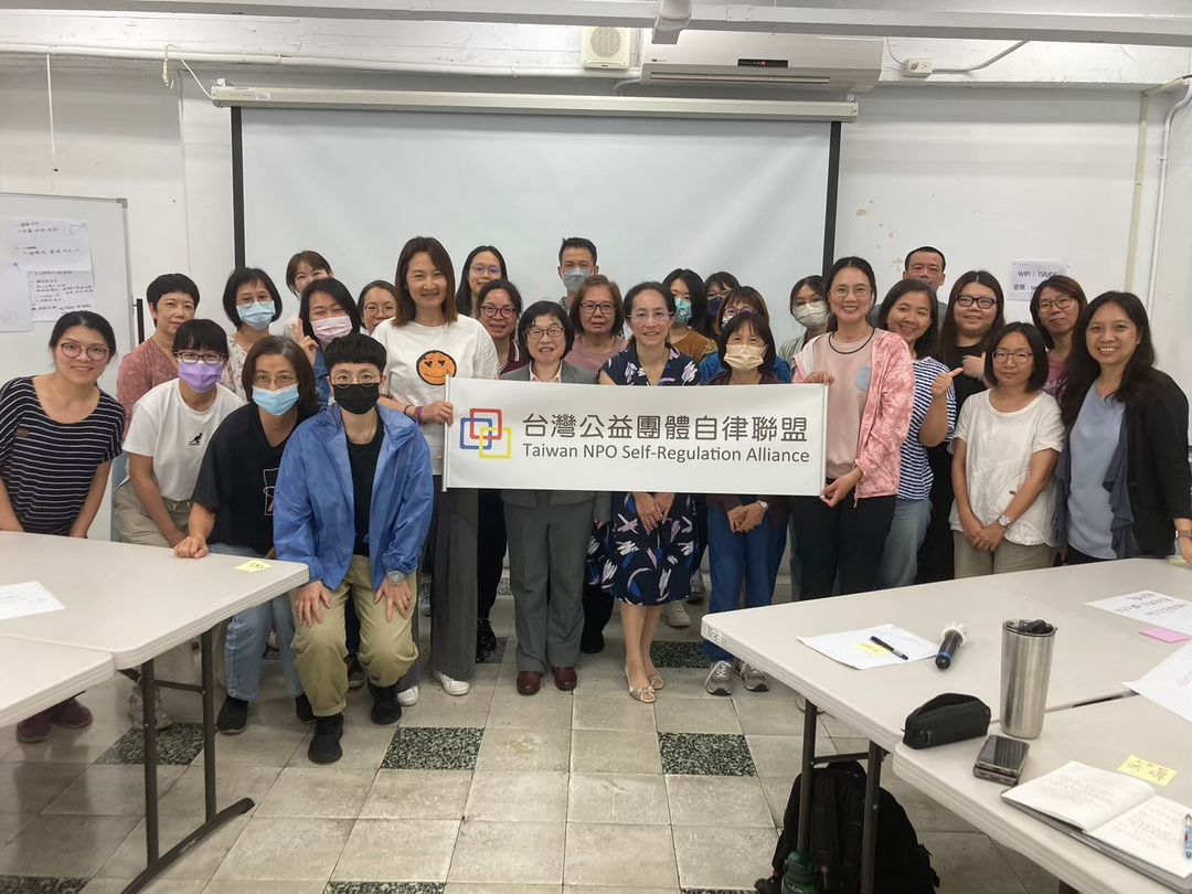 <p><strong style="color: rgb(237, 125, 49);">非營利組織財會經驗 3 個月，參與 2023 基礎實作工作坊&nbsp;</strong></p><p><span style="color: rgb(237, 125, 49);">﻿</span></p><p>〃我是社工出生，因為組織需求，零經驗負責組織財會工作，參與過各種財務管理課程，也問過各種人，還是常常覺得好難。但是謝謝聯盟的財會課程，讓我有實用的工具與概念可以現學現用，穩定基本的日常需求外，還結交了一群財務好夥伴。有人一路一起努力真好！〃&nbsp;</p>