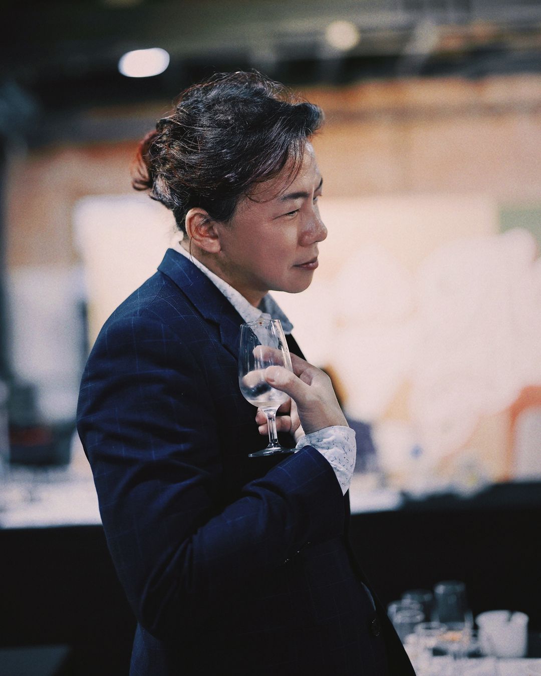 <p>自2003年開始進入葡萄酒行業，參與台灣早期葡萄酒開拓時期之推廣，是業界資深認證講師。擁有多項葡萄酒相關認證，出版多本或參與審訂食品及葡萄酒類相關書籍，舉辦超過百場葡萄酒、乳酪相關專業課程或體驗學程。2021年創辦《ACE AWARDS台灣女子愛思葡萄酒大賞》。</p><p><strong>・經歷</strong></p><p>UCUC Davis CPE 加州大學戴維斯分校 Winemaking Certificate Program 釀酒證書持證</p><p>英國葡萄酒與烈酒教育基金會四級文憑持證 WSET Diploma Certified 及國際認證講師</p><p>法國波爾多葡萄酒公會授證講師 、西班牙里奧哈葡萄酒產區公會授證講師、澳洲巴羅莎葡萄酒學校認證講師</p><p>台灣首位美國乳品協會乳酪認證課程國際授證講師</p><p>台灣法國酒最佳侍酒師比賽歷屆評審</p><p>《ACE AWARDS TAIWAN台灣女子愛思葡萄酒大賞》創辦人</p><p>著作《每日食酒誌》、《侍酒師幫幫忙！》</p><p>審訂《法國美食傳奇》及侍酒師相關書籍</p>