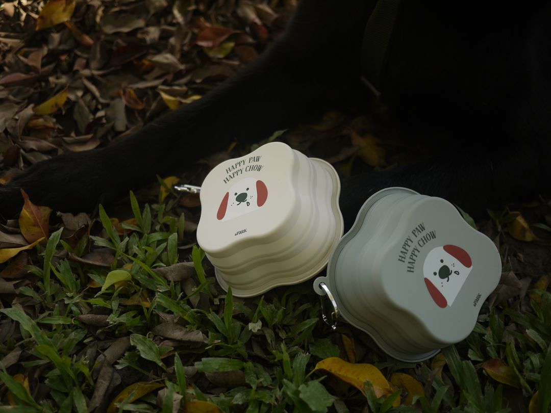 <p><strong>方便攜帶的餵食和飲水工具，</strong></p><p><strong>特別適合在外出、旅行或戶外活動時使用。</strong></p><p><strong>由柔軟的、耐用的食用級安全矽膠材質製成，</strong></p><p><strong>能夠輕鬆地摺疊或壓扁，節省空間並便於收納。</strong></p>