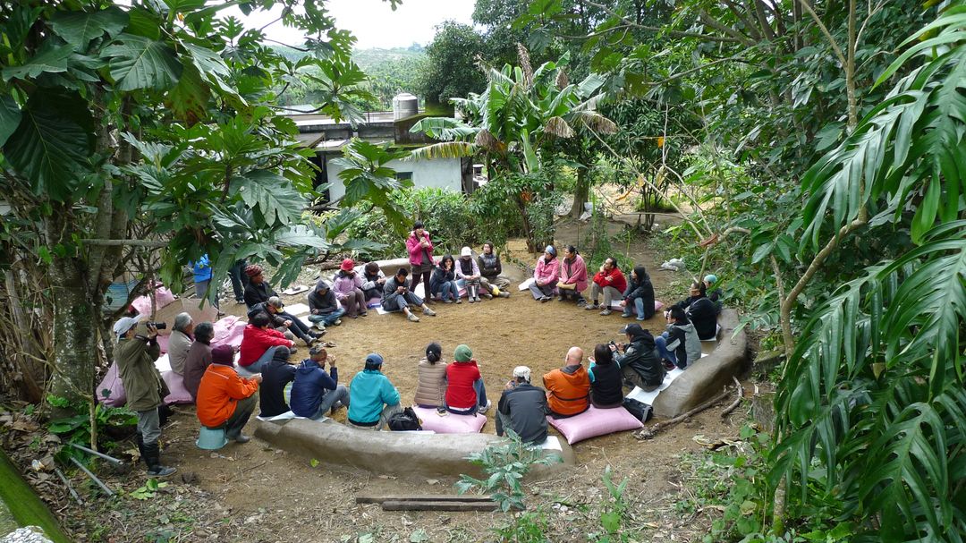 <p><br></p><p><span style="background-color: transparent;">在</span>今年六月<span style="background-color: transparent;">演講上,</span><strong style="background-color: transparent;">Jon</strong><span style="background-color: transparent;"> </span>與 我們<span style="background-color: transparent;">討論了如何從</span><strong style="background-color: transparent;">一個人到一群人的快樂生活</strong><span style="background-color: transparent;">。</span></p><p><strong style="background-color: transparent;">Jon</strong><span style="background-color: transparent;"> 分享了這段</span>大約 30 年前開始的旅程,從<span style="background-color: transparent;">在泰國清邁郊區協力造屋,然後慢慢地透過耕種,</span></p><p><span style="background-color: transparent;">有越來越多人聚集,自由且有機的長出了 </span><strong>Pun Pun</strong> 這個生氣蓬勃的生態村<span style="background-color: transparent;">。</span></p><p><br></p><p><span style="background-color: transparent;"> 但是「</span><strong style="background-color: transparent;">生態村</strong><span style="background-color: transparent;">」的模式,有可能在台灣實踐嗎?</span></p><p><br></p><p class="ql-align-center"><span style="background-color: transparent;">20 年來,在</span>台灣這塊土地上,<span style="background-color: transparent;">一直有人在探索和嘗試生態社群的可能。</span></p><p class="ql-align-center"><br></p><p class="ql-align-center"><span style="background-color: transparent;">在這場演講中,我們將目前在永續生活中遇到的問題拋出,</span></p><p class="ql-align-center"><span style="background-color: transparent;">探討如何透過透過社群</span>互助<span style="background-color: transparent;">的力量找到答案。</span></p><p class="ql-align-center"><br></p><p class="ql-align-center">___</p>