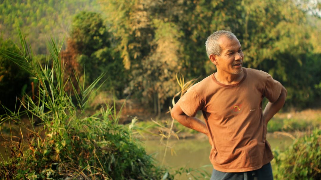 <p class="ql-indent-1"><br></p><p class="ql-indent-1">來自泰國東北的農村,</p><p class="ql-indent-1">被我們暱稱為 <strong>P'Jon</strong> 的 <strong>Jon Jandai</strong> 跟你我一樣,</p><p class="ql-indent-1">曾在大都市打滾,</p><p class="ql-indent-1">歷經上班下班,或是沒日沒夜工作,</p><p class="ql-indent-1">只為賺取生活費用的日子。</p><p class="ql-indent-1"><br></p><p class="ql-indent-1">但如今,他卻成為知名的自然生活倡議者,</p><p class="ql-indent-1">在清邁創建的 <strong>PunPun</strong> 生態村,同時也是<strong>永續教育與種子保存中心</strong>,</p><p class="ql-indent-1">每年總有絡繹不絕的全球學習者進駐,除了學習各種自然農法與建築技法,</p><p class="ql-indent-1">更為了瞭解如此 <strong>自然快樂的富足生活 </strong>是如何達成。</p><p class="ql-indent-1"><br></p><p class="ql-indent-1">___</p>