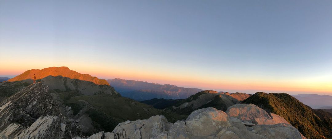 <p><br></p><p><span style="color: rgb(31, 31, 31);">自由並非生活的基本需求,</span></p><p><span style="color: rgb(31, 31, 31);">接近一種</span><strong style="color: rgb(31, 31, 31);">嚮往</strong><span style="color: rgb(31, 31, 31);">、一種</span><strong style="color: rgb(31, 31, 31);">選擇</strong><span style="color: rgb(31, 31, 31);">。</span></p><p><br></p><p>又或者,</p><p><strong>自由是每個人生來的權利</strong>,</p><p>只是我們已被制度教化,</p><p>忘了如何擁有它?</p><p><br></p><p><span style="background-color: transparent;">曾經我們以為能夠透過</span><strong style="background-color: transparent;">累積金錢來獲得自由</strong><span style="background-color: transparent;">,</span></p><p><span style="background-color: transparent;">但生活無法只靠金錢,藉由金錢換取的自由,</span></p><p><span style="background-color: transparent;">往往令我們步入陷阱,難以掙脫,這不是真正的自由。</span></p><p><br></p><p><span style="background-color: transparent;">我們需要更實際的東西,譬如:</span><strong style="background-color: transparent;">糧食</strong><span style="background-color: transparent;">、</span><strong style="background-color: transparent;">房舍</strong>、<strong>醫療</strong><span style="background-color: transparent;">。</span></p><p><span style="background-color: transparent;">我們需要有自己養活自己的能力,才不必</span><strong style="background-color: transparent;">受制於他人</strong><span style="background-color: transparent;">,才有機會得到自由。</span></p><p><br></p><p><strong style="background-color: transparent;">現在的台灣,第一線的勞動者,生產的成果價值被嚴重低估。</strong></p><p><br></p><p><span style="background-color: transparent;">為何明明他們供給了人們</span><strong style="background-color: transparent;">生存必需的資源</strong><span style="background-color: transparent;">,</span></p><p><span style="background-color: transparent;">但他們的付出沒有得到</span><strong style="background-color: transparent;">等值的回饋</strong><span style="background-color: transparent;">。</span></p><p><span style="background-color: transparent;">我們的糧食市場機制,無法保障生產者的生存,</span></p><p><span style="background-color: transparent;">卻也沒有辦法讓消費者真的吃到 健康、有機、高品質的食物。</span></p><p><br></p><p>___</p>