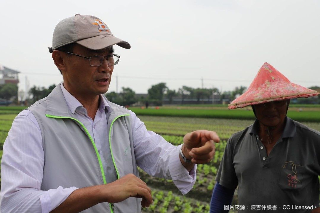 <p><br></p><p><span style="background-color: transparent;">所以這次我們邀請到 </span><strong style="background-color: transparent;">前農業部長 </strong><a href="https://www.facebook.com/ChiChung.agri/" rel="noopener noreferrer" target="_blank" style="background-color: transparent;"><strong>陳吉仲</strong></a> <strong style="background-color: transparent;">老師 </strong><span style="background-color: transparent;">來與 Jon 對談。</span></p><p><br></p><p><strong style="color: rgb(30, 30, 30);">出身農家</strong><span style="color: rgb(30, 30, 30);">,農民的苦他都切身感受過,</span></p><p><span style="color: rgb(30, 30, 30);">從發起農運、進入學術界再到投身政府部門,</span></p><p><span style="color: rgb(30, 30, 30);">這一切初衷,就是要讓全台灣農民過更好的生活。</span></p>