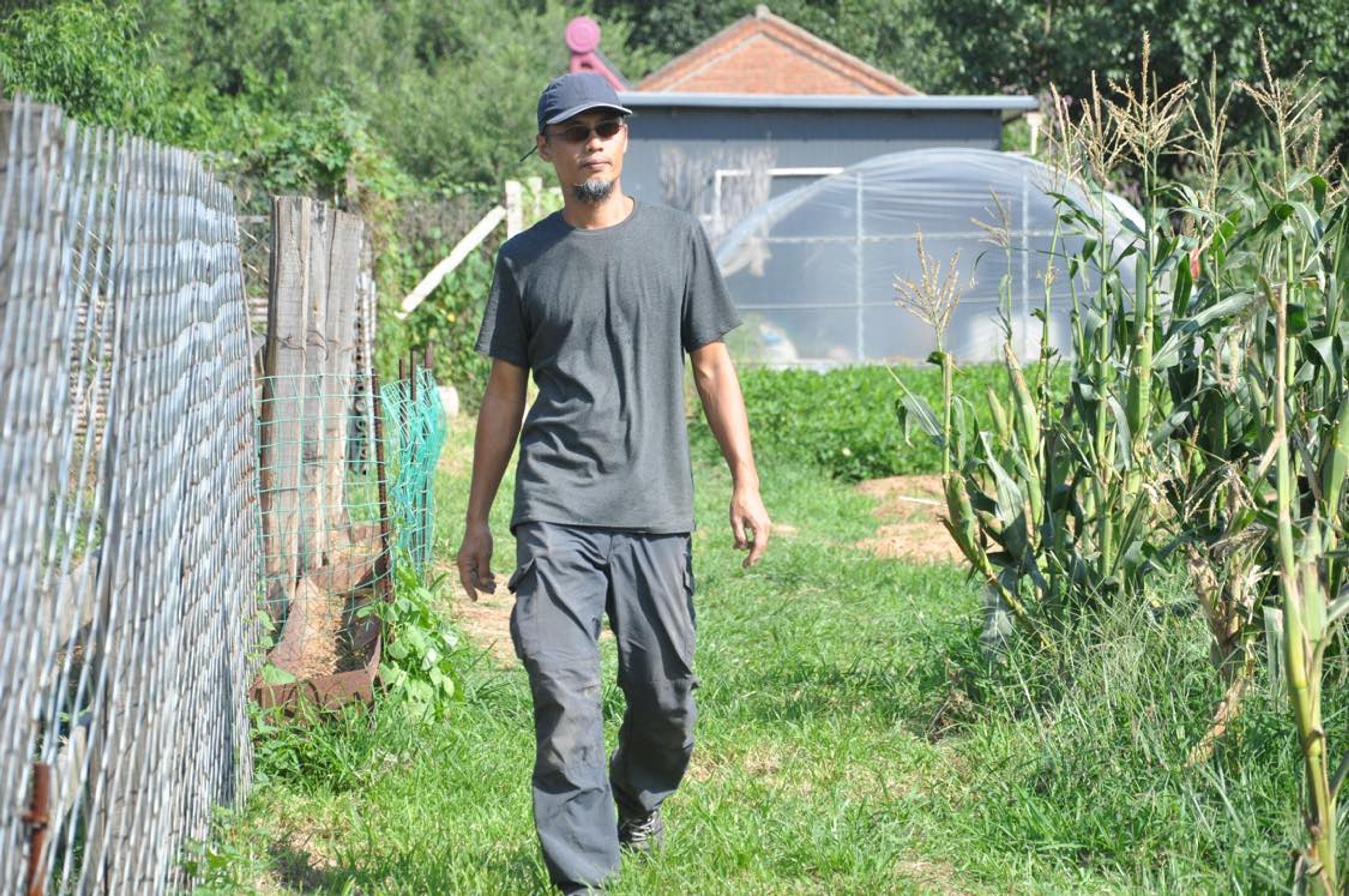 <p><br></p><p>這次我們邀請到,住在颱風與地震第一線,花東的<strong>樸門</strong>老師們:</p><p><br></p><p>一位是花蓮樸門永續生活協會的顏嘉成老師。</p><p><br></p><p>臺灣大學建築與城鄉研究所碩士畢業後,嘉成老師便投入、參與多年的城鄉規劃與社區工作。</p><p><br></p><p>2005年移居花蓮,投入社區、部落營造工作,運用樸門永續設計的概念,</p><p>進行鄉村之產業發展與生產方式的轉型。</p><p><br></p><p>參與豐南水梯田、豐濱大港口水梯田復育計畫、台東安朔部落森林咖啡等工作。</p><p><br></p><p>現為加納納部落合作農場、富里天主堂綠生學習農場、玉里鎮綠生米推動、黎明向陽園區綠色療癒規劃等顧問。</p><p><br></p><p>除了在台灣東部地區進行樸門永續設計協助與諮詢外,</p><p>並積極參與國際樸門運動與串連,</p><p>進行中國(香港、北京、杭州、泉州)、馬來西亞等樸門教育發展。</p><p><br></p><p>近年來透過綠色戰士工作坊的操作與概念在社區、部落與大學中,</p><p>進行永續生活、因應氣候變遷的推動與實踐。</p><p><br></p><p>___</p>