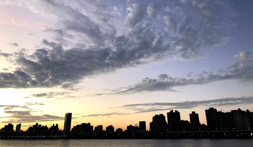 <p class="ql-align-center"><span style="background-color: transparent;">邀請 </span><strong style="background-color: transparent;">台灣經濟現場努力中的各位 </strong><span style="background-color: transparent;">到現場，</span></p><p class="ql-align-center"><span style="background-color: transparent;">與 </span><strong style="background-color: transparent;">Jon</strong><span style="background-color: transparent;"> 和 </span><strong style="background-color: transparent;">唐敏</strong><span style="background-color: transparent;">老師一起聊聊，</span></p><p class="ql-align-center"><span style="background-color: transparent;">從他們的設計觀點，探討 </span><strong style="background-color: transparent;">生態</strong><span style="background-color: transparent;">、</span><strong style="background-color: transparent;">經濟</strong><span style="background-color: transparent;">、</span><strong style="background-color: transparent;">幸福</strong><span style="background-color: transparent;">之間的關聯，可以怎麼連結； </span></p><p class="ql-align-center"><span style="background-color: transparent;">從你的生命經驗，一起提煉真正幸福的豐盛配方。</span></p>