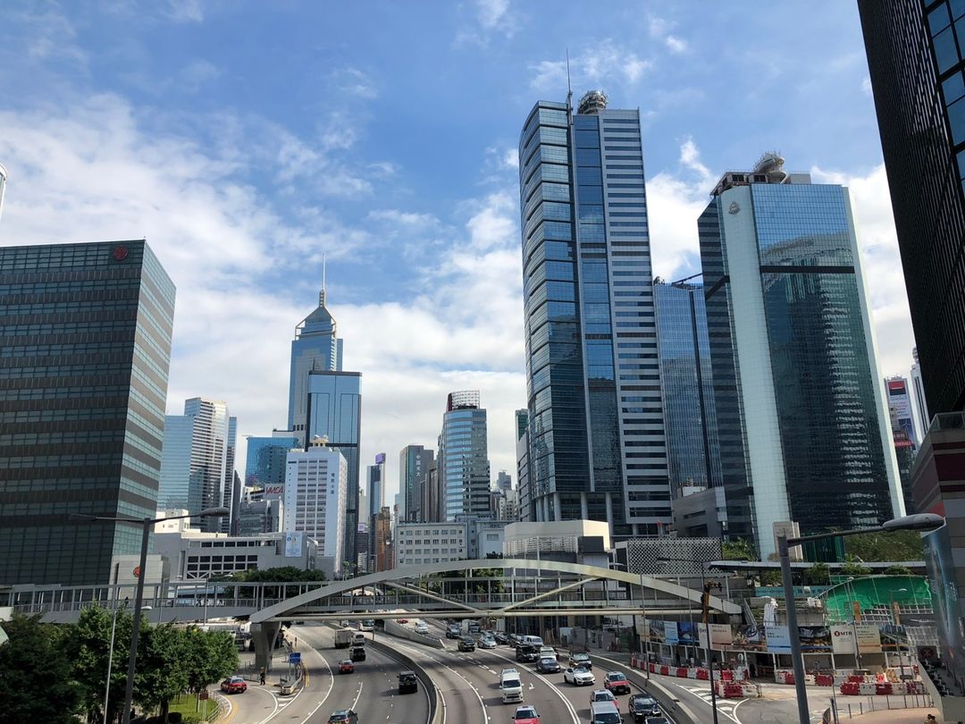 <p><br></p><p><span style="background-color: transparent;">我們活在一個誤</span><strong style="background-color: transparent;">以為經濟成長就能帶來幸福</strong><span style="background-color: transparent;">的年代。</span></p><p><br></p><p><span style="background-color: transparent;">為了 </span><strong style="background-color: transparent;">GDP 成長</strong><span style="background-color: transparent;">，我們蓋了</span><strong style="background-color: transparent;">更多</strong><span style="background-color: transparent;">的電廠、開發了</span><strong style="background-color: transparent;">更多</strong><span style="background-color: transparent;">的土地，</span></p><p><span style="background-color: transparent;">但從沒有想過，經濟成長的果實，</span></p><p><span style="background-color: transparent;">究竟是讓每個人的生活變得更好，或只是拉大了</span><strong style="background-color: transparent;">貧富差距</strong><span style="background-color: transparent;">，</span></p><p><span style="background-color: transparent;">使世界 99％的人力與自然資源轉變成 1%人的資產？</span></p><p><br></p><p><span style="background-color: transparent;">當整個社會、環境，為了少數企業的成長，付出代價的時候。我們真的有得到對等的回饋嗎？</span></p><p><br></p><p><span style="background-color: transparent;">曾經有一位把人視為人、而不是勞動資產的經濟學家：</span></p><p><a href="https://zh.wikipedia.org/zh-tw/E%C2%B7F%C2%B7%E8%88%92%E9%A9%AC%E8%B5%AB" rel="noopener noreferrer" target="_blank" style="background-color: transparent;"><strong>舒馬克</strong></a><span style="background-color: transparent;">，</span></p><p><span style="background-color: transparent;">他的經濟學重點不在數字，而在人類如何能</span><strong style="background-color: transparent;">更幸福</strong><span style="background-color: transparent;">。</span></p><p><br></p><p><span style="background-color: transparent;">在他的著作「</span><a href="https://e-info.org.tw/node/21952" rel="noopener noreferrer" target="_blank" style="background-color: transparent;"><strong>小即是美</strong></a><span style="background-color: transparent;">」當中，</span></p><p><span style="background-color: transparent;">主題不是無限制的成長，而是</span><strong style="background-color: transparent;">適量</strong><span style="background-color: transparent;">。</span></p><p><span style="background-color: transparent;">適量的工作、</span></p><p><span style="background-color: transparent;">適量的生產、</span></p><p><span style="background-color: transparent;">適量的休息。</span></p><p><br></p><p><span style="background-color: transparent;">如此一來我們已能獲得</span><strong style="background-color: transparent;">生活所需的資源</strong><span style="background-color: transparent;">，</span></p><p>同時從工作與金錢的追逐中解放，</p><p>關注真正重要的議題，</p><p><span style="background-color: transparent;">過上</span><strong style="background-color: transparent;">有品質的生活</strong>。</p><p><br></p><p><span style="background-color: transparent;">而我們珍貴的照護者--</span><strong style="background-color: transparent;">地球</strong><span style="background-color: transparent;">--也能維持在</span></p><p><strong style="background-color: transparent;">有時間恢復與再生</strong><span style="background-color: transparent;">的豐足狀態。</span></p><p><br></p><p>＿＿＿</p>