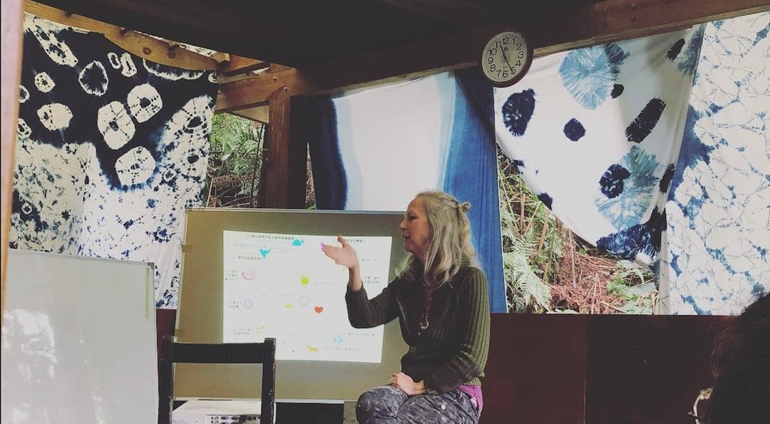 <p class="ql-align-center"><br></p><p class="ql-align-center"><span style="background-color: transparent;">本場講座我們邀請了在臺灣致力於推廣樸門生活</span><strong style="background-color: transparent;">社區落地</strong><span style="background-color: transparent;">的 </span><strong style="background-color: transparent;">唐敏 </strong><span style="background-color: transparent;">老師。</span></p><p class="ql-align-center"><br></p><p class="ql-align-center"><span style="background-color: transparent;">1986年</span>在人類學家和漢學家朋友的鼓勵下<strong style="background-color: transparent;">唐敏</strong><span style="background-color: transparent;">老師</span>從美國來到台灣<span style="background-color: transparent;">定居，</span></p><p class="ql-align-center"><span style="background-color: transparent;">迄今 </span><strong style="background-color: transparent;">38 年</strong><span style="background-color: transparent;">，已超過你我的大半人生，也如你我是一位臺灣人。</span></p><p class="ql-align-center"><br></p><p class="ql-align-center"><span style="background-color: transparent;">最初她與先生Philip Diller在臺創辦多國語言翻譯通訊機構 </span><strong style="background-color: transparent;">精粹 </strong>Pristine<span style="background-color: transparent;">，</span></p><p class="ql-align-center"><span style="background-color: transparent;">提供政府部門、跨國企業及學術單位翻譯及資訊服務，</span></p><p class="ql-align-center"><span style="background-color: transparent;">因翻譯工作，接觸環保署有關地下水、土壤等管理法規的訂定，</span></p><p class="ql-align-center"><span style="background-color: transparent;">逐漸關注到環保議題。</span></p><p class="ql-align-center"><br></p><p class="ql-align-center">迄今為止，她領導了數十個以社區為主的樸門計劃，</p><p class="ql-align-center">這些計劃主要在臺灣北部和西部進行教育、培訓、參與式設計、和社區營造：</p><p class="ql-align-center">包含臺北市原住民族部落大學，永和、南港社區大學，</p><p class="ql-align-center">臺中市食農教育發展協會，以及藝文團體優人神鼓等。</p><p class="ql-align-center"><br></p><p class="ql-align-center">2018 年，唐敏老師與<span style="color: rgb(34, 34, 34);">新北市永和區的在地居民</span>和社大學員，</p><p class="ql-align-center">從零開始打造一塊位於秀朗路只有 66 坪大小的空間。</p><p class="ql-align-center">僅花一年多的時間，這塊被稱為「<strong>得和香草園</strong>」的都市綠洲，</p><p class="ql-align-center">已有高達70多種<strong>可食地景</strong>。</p><p class="ql-align-center"><br></p><p class="ql-align-center"><span style="background-color: transparent;">而在近年林務局推動林下經濟之前，</span></p><p class="ql-align-center"><span style="background-color: transparent;">林業試驗所曾在花蓮壽豐鄉的台糖造林地，嘗試應用樸門農法種植林下作物。</span></p><p class="ql-align-center"><span style="background-color: transparent;">唐敏老師便是林試所試驗的重要師資之一，</span></p><p class="ql-align-center"><span style="background-color: transparent;">是將樸門</span><strong style="background-color: transparent;">農林間作</strong><span style="background-color: transparent;">（agroforestry）的知識體系帶進公部門的</span><strong style="background-color: transparent;">先行人物</strong><span style="background-color: transparent;">。</span></p><p class="ql-align-center"><br></p><p>同時做為主要講師在臺灣、香港、中國大陸和印度任教或共同教授過二十多個<strong>樸門設計認證</strong>（PDC）課程。</p><p class="ql-align-center">亦在臺灣中部和香港，協助<strong>社區支持型農業 Community Supported Agriculture</strong>（CSA) 的發展。</p><p><br></p><p class="ql-align-center"><br></p><p class="ql-align-center">＿＿＿</p>