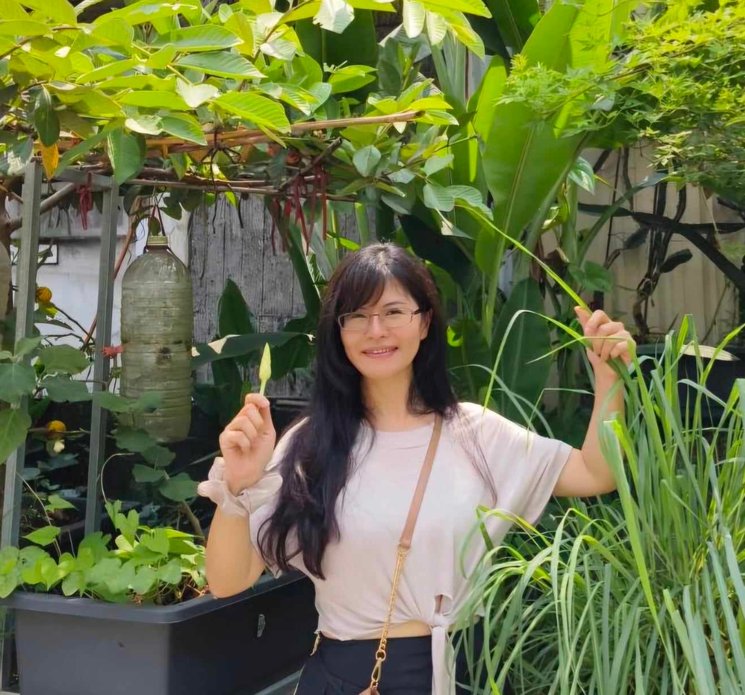 <p><br></p><p>另一位將與我們一同探討社群解方的,</p><p>是中區 <a href="https://vocus.cc/salon/ElsaEarthGarden/room/EarthGardenProject" rel="noopener noreferrer" target="_blank"><strong>地球花園</strong></a> 計劃的發起人 <a href="https://www.facebook.com/elsafengpercy" rel="noopener noreferrer" target="_blank"><strong>馮雅蕾</strong></a> 老師。</p><p><br></p><p>雅蕾老師透過招募志工來共同工作與學習的過程,</p><p>讓希望能和社群共生的人,有個練習一起生活的場域。</p><p><br></p><p>自 2014 年參與了綠色戰士工作坊,她看見地球轉為天堂的可能性!</p><p>累積了多年的社區營造、連結當地資源。</p><p><br></p><p>專長於樸門永續設計之應用,推廣<strong>學習找回與環境共生的能力</strong>以及推動<strong>社群團結經濟</strong>,</p><p><span style="color: rgb(19, 31, 42);">並在多所學校進行永續 Maker 教育及校園碳耕計畫,</span></p><p>培訓孩子們永續實作能力改善身處的環境,</p><p>為永續未來種下希望的種子。</p><p><br></p><p>2021年發起的 <a href="https://vocus.cc/salon/ElsaEarthGarden/room/EarthGardenProject" rel="noopener noreferrer" target="_blank"><strong>地球花園</strong></a> 計劃,目標是號召人人一起修復環境、</p><p>整合資源建構 <strong>人合/食豐/物享</strong> 的新系統,</p><p>攜手合作創造與自然共生、與人共好的新地球共好生活,</p><p>為理想的實踐持續耕耘中。</p><p><br></p><p>2024 年並啟動建造〔<a href="https://vocus.cc/article/6620e8f8fd89780001cfba90" rel="noopener noreferrer" target="_blank"><strong>地球花園-方舟基地</strong></a>〕,</p><p>執行<a href="https://vocus.cc/article/65ddbbeafd897800018c8d21" rel="noopener noreferrer" target="_blank"><strong>三年三部曲 打造心新港生態生活村計畫</strong></a>,</p><p>邀集有志一同者,為大同世界夢想鋪造一條可行之路!</p><p><br></p><p>___</p>