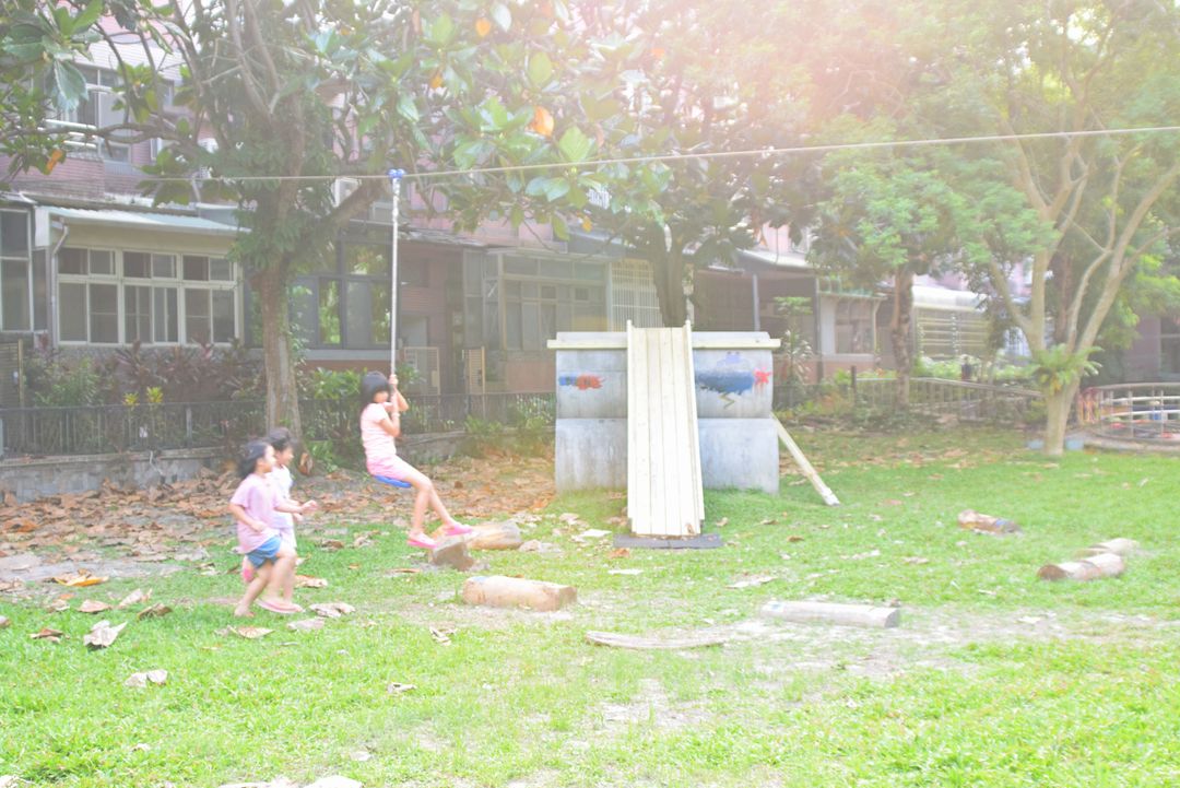 <p><br></p><p>伍佰戶，一個種在有機田旁的集合式住宅。</p><p>有一群人，一同創造共好生活社群。</p><p><br></p><p><br></p><p><span style="background-color: transparent;">花蓮 東華新世紀社區，位於壽豐鄉鯉魚山山腳下，鄰近東華大學，是花蓮第二大集合式住宅。因社區內有五百戶，在地人又稱這裡為「伍佰戶社區」。</span></p><p><br></p><p><span style="background-color: transparent;">2020年開始，有20個住在花蓮的人好奇著，為什麼這個地方附近都是有機田，還住著臥虎藏龍的人才？社區離都市有一段距離，交通不便，大家卻什麼都不缺？這群人順著好奇心的指引，創立「伍佰人·五百事」地方創生組織，希望成為住在這土地上的支持平台，以社區共享的精神出發，持續舉辦多元活動、訪談人物等方式，促成連結與對話。</span></p>