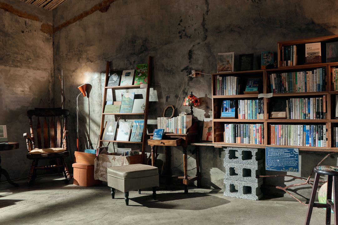 <p><br></p><p><span style="background-color: transparent; color: rgb(5, 5, 5);">生地位於池上大坡村山腰處,</span></p><p><span style="background-color: transparent; color: rgb(5, 5, 5);">此空間作為一個有機共生空間,提供蔬食餐飲、山居、活動及選書,</span></p><p><span style="background-color: transparent; color: rgb(5, 5, 5);">讓每個人可以在這裡看見另一種與自然共存的生活方式。</span></p><p><br></p><p><span style="background-color: transparent; color: rgb(5, 5, 5);">在這「活生生的土地上」,所有事情都是有可能的,</span></p><p><span style="background-color: transparent; color: rgb(5, 5, 5);">一切都可以自然發生,讓自己與土地充滿生氣;書 —像是開闢道路的工具,能為我們走出一條未知的路, 在這條路上,認識到許多人事物。</span></p><p><br></p><p><span style="background-color: transparent; color: rgb(5, 5, 5);">生地就像是這樣的</span><strong style="background-color: transparent; color: rgb(5, 5, 5);">共生之地</strong><span style="background-color: transparent; color: rgb(5, 5, 5);">,開放的,</span></p><p><span style="background-color: transparent; color: rgb(5, 5, 5);">提供一個所在,重生,與土地親近、與原始的自己親近,期待與你一起玩樂。</span></p><p><span style="color: rgb(5, 5, 5);">____ ⊹⊹</span></p>