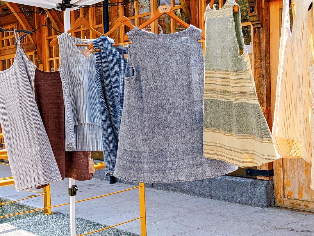 <p class="ql-align-center"><br></p><p class="ql-align-center">孕育自泰緬邊境的 Chimmuwa 手織品，</p><p class="ql-align-center">以純淨土地栽種的天然棉花，草木沁染的溫潤色澤，</p><p class="ql-align-center">經當地婦女紡織與裁縫，將山村的自然韻律揉合成一件件質感單品。</p><p class="ql-align-center"><br></p><p class="ql-align-center">我們期盼重新連結起產地、物件與我們的關係，</p><p class="ql-align-center">邀請你來一同找回，屬於彼此的美好生活 :)</p>