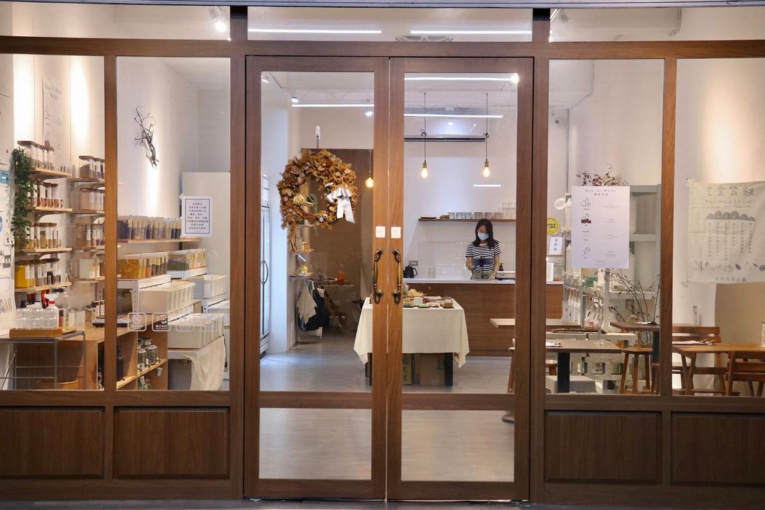 <p><br></p><p><strong>有意識的選擇。</strong></p><p><br></p><p>這間店其實就是零居嚮往的，也是現在的生活模式，盡量簡單一點。零居提供場所讓大家可以透過生活上的一些小改變，一起學習 <strong>回歸源本</strong>，<strong>並友善環境為目標</strong>。以愛護動物之心，推廣植物性飲食，善用多種香料調理豐富的口味，選用在地友善食材製作，讓每個踏進店裡的人，都能很真切的感受到我們想要傳達的理念。</p><p>&nbsp;</p><p><strong>選擇剛剛好的生活哲學。</strong></p><p><br></p><p>零居創辦人曾經在澳洲打工兩年，在實際嘗試零廢棄生活後，有了很大的感受，也得到當地商店的啟發，開始思考「<strong>友善環境與地球永續</strong>」該如何開始，致力在各個社區中都有零廢棄的生活空間，為大家提供更環保的選擇，讓居住環境更舒適、心靈更安定。</p><p><br></p><p><strong>植物性、無麩質、無蛋、無乳製品餐點。</strong></p><p><br></p><p>部分使用小農友善蔬果做為食材，不定期換菜單。</p><p><br></p><p>Light Dish 輕食</p><p>・</p><p>Main course 主食</p><p>・</p><p>Salad &amp; Soup 沙拉＆湯</p><p>・</p><p>Smoothie 果昔</p><p>・</p><p>Dessert 甜點</p><p>・</p><p><br></p><p><strong>友善環境生活選物 &amp; 散裝食品</strong></p>