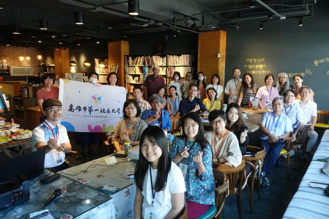 <p><br></p><p><strong style="background-color: transparent;">第一社區大學</strong><span style="background-color: transparent;">(原名新興社區大學)於 2000 年 4 月 8 日成立，</span></p><p><span style="background-color: transparent;">為原高雄市(2010年縣市合併之前)第一所社區大學；</span></p><p><span style="background-color: transparent;">至 2019 年，高雄市已有7所社區大學，學習資源普遍均衡。</span></p><p><br></p><p><span style="background-color: transparent;">本校辦學區是原高雄市較早發展的區域，也是人口密集度最高也相對老化的區域：旗津區、鹽埕區、苓雅區、前金區、新興區。</span></p><p><br></p><p><span style="background-color: transparent;">秉承</span><strong style="background-color: transparent;">社區大學運動的社會性</strong><span style="background-color: transparent;">，民眾</span><strong style="background-color: transparent;">公民素養</strong><span style="background-color: transparent;">的提升與</span><strong style="background-color: transparent;">知識解放</strong><span style="background-color: transparent;">為本校辦學最為核心的宗旨，</span></p><p><span style="background-color: transparent;">在此宗旨下，以民眾教育為方法，發展此宗旨的實踐。</span></p><p><br></p><p><strong style="background-color: transparent;">培養具有公共意識的人</strong></p><p><br></p><p><span style="background-color: transparent;">辦學焦點放在「人」與「公共性」兩項核心，回應集體社會處境因諸多意識形態所導致對立與缺乏對話之多元了解需求。辦學理念為「培養具有公共意識的人」，從關注「事」的經驗中，關注「人」的思考，培養能獨立思考與思辨，具公共覺察力，如此，人我關係、公共領域生活的公共意識才能有所發展。</span></p><p><br></p><p><strong style="background-color: transparent;">公共社群的孵化器</strong></p><p><br></p><p><span style="background-color: transparent;">辦學定位「公共社群的孵化器」，社大是培育公共社群的平台，從個人到學習社群的經營，營造公共學習的過程，並提升公共生活與行動素養，延展公共社群參與公共領域的行動與實踐。</span></p><p><br></p><p><strong style="background-color: transparent;">這是一所大家的學校</strong></p><p><br></p><p><span style="background-color: transparent;">發展共同治理文化，從團隊文化、師工學治校、課程與公共社群經營以及公共參與等，實踐一所公 民學校。</span></p><p><br></p><p><strong style="background-color: transparent;">通過學習，回應城市發展處境</strong></p><p><br></p><p><span style="background-color: transparent;">本校辦學區過去曾是高雄主要行政機關、人口集中、重工業及高雄港的所在。</span></p><p><span style="background-color: transparent;">近年來，隨經濟發展與生活圈擴大，產業快速轉型、人口逐步外移，</span></p><p><span style="background-color: transparent;">伴隨而來的空氣、河川等環境汙染、健康身心問題、文化斷裂、生活美感缺乏等問題一一浮現。</span></p><p><span style="background-color: transparent;">在這樣的城市基礎上推動民眾教育，除了普同性的課程之外，</span></p><p><span style="background-color: transparent;">積極開發在普同性中的區辨性，</span></p><p><span style="background-color: transparent;">區辨性則源自於地方的生活與文化處境。</span></p><p><br></p><p><strong style="background-color: transparent;">在城市生活中學習與行動</strong></p><p><span style="background-color: transparent;">實踐城市型社大回應城市生活者處境的使命；「從近身、日常之處開始學習，在行動中學習對話與協作」，提升作為城市生活者的公民覺察力與素養，以致能與他人有感行動。</span></p><p><br></p><p><strong style="background-color: transparent;">建構在地知識學</strong><span style="background-color: transparent;">的方法路徑，提升自我認識，長出文化自信。</span></p><p><span style="background-color: transparent;">從生命整體的學習，促進多元文化的理解。</span></p><p><span style="background-color: transparent;">通過學習，施展身心，培養解決問題的能力。</span></p><p><span style="background-color: transparent;">認識綠色知識與付諸行動，促進人與環境共榮。</span></p>