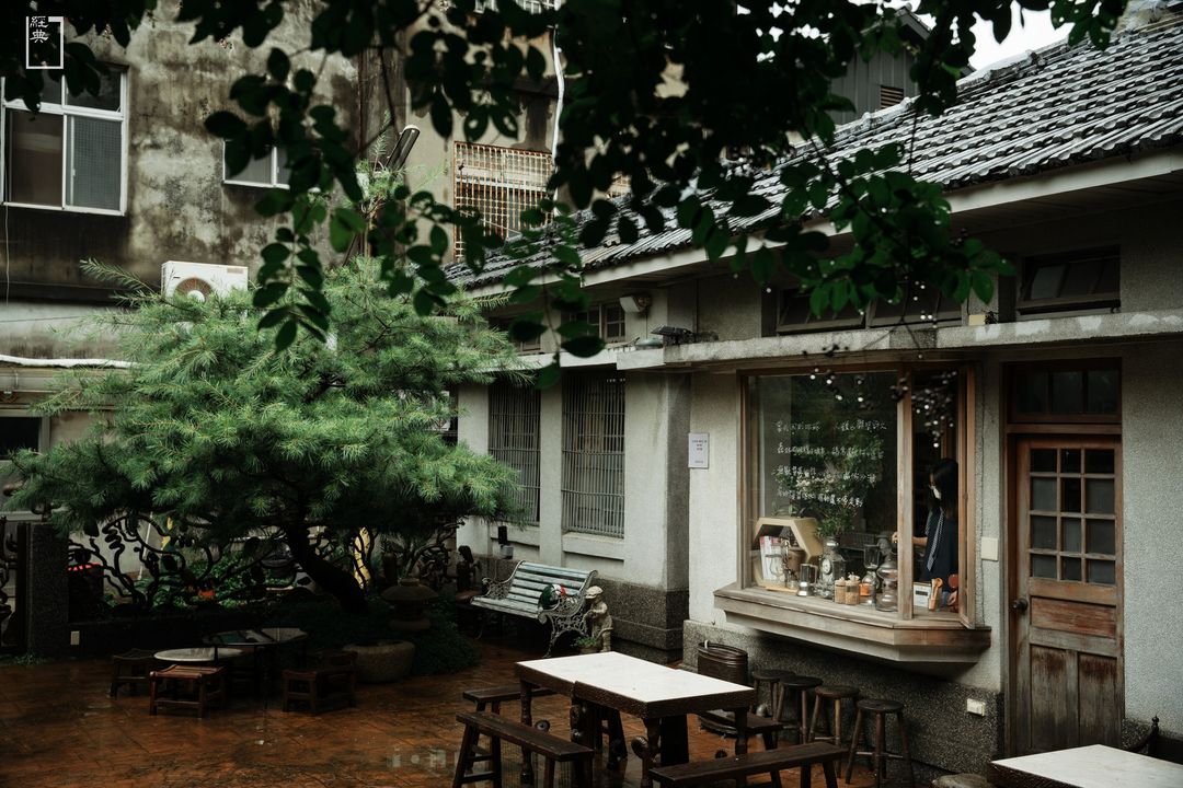 <p>虎尾厝沙龍,</p><p>隱身虎尾鎮鬧區的幽靜巷弄中，原為1940年吳中醫師興建的「和洋式住宅」．2011年，搖身一變，</p><p>成為「獨立冊店」,以「生態、性別、另類全球化」為營運理念,虎尾厝積極關注台灣社會及世界脈動 。</p><p><br></p><p>在這裏，你可以找一個舒適的角落看書、享用咖啡茶點、觀賞主題展覽，</p><p>週末夜晚，還有精彩的活動與鄉親分享！</p>