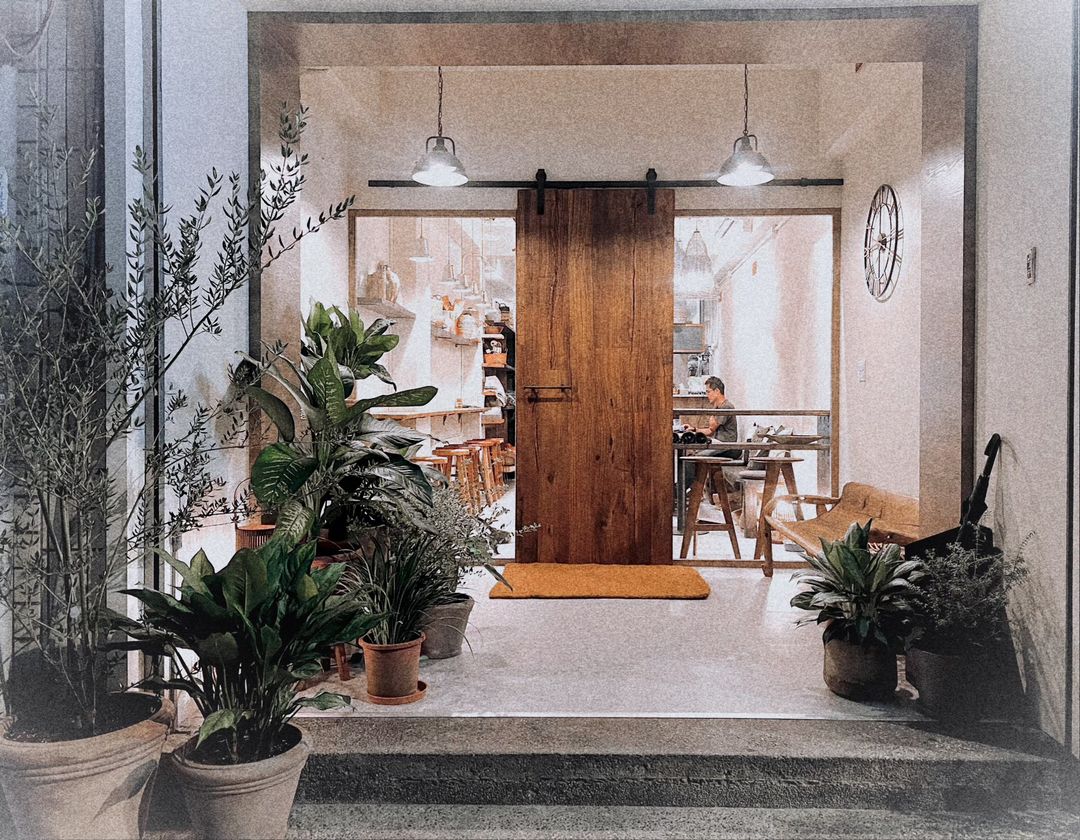 <p><br></p><p>宇宙萬物的運行依循著一套深奧微妙的邏輯與法則</p><p>每件事發生的背後，是許許多多不同因緣交織而成的結果</p><p>在探索生命的道路上，無論是自己還是眾生，</p><p>對於造化的奧妙，哪怕只是多一點點知曉</p><p>都讓我們不斷驚呼、讚嘆與渴望</p><p><br></p><p>或許對於路過的人而言</p><p>Tour de Phare 只是一間新的蔬食餐廳</p><p>然而我們明白</p><p>這個空間是一種凝聚</p><p>凝聚我們對生命的覺知與同理</p><p>並付諸更多的行動向生命的神聖致敬</p><p>不論是你的、我的還是萬物的。</p><p><br></p><p>願你/妳內在光輝美麗閃耀</p><p>願我們成為彼此的燈塔</p>