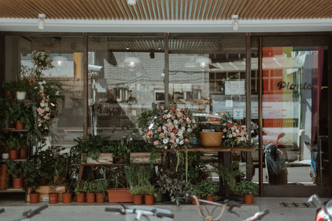 <h6><br></h6><h6><span style="background-color: rgb(0, 0, 0); color: rgb(255, 255, 255);">有意識的飲食</span></h6><p><br></p><p><strong style="background-color: transparent;">Plants</strong><span style="background-color: transparent;"> 於 2016 年 5 月創立，是以植物性、無麩質、全食物為飲食理念的品牌。</span></p><p><br></p><p><strong>Plants</strong> <span style="background-color: transparent;">致力於推廣植物性全食物飲食，進而讓大眾了解如何從食、衣、住、行、育、樂之中做選擇，活出有意識的生活。</span></p><p><br></p><p><span style="background-color: transparent;">人類可以透過飲食模式改變來創造更好的地球環境，</span><strong>Plants</strong> <span style="background-color: transparent;">期待與相同理念的人一起成長、一起努力、一起透過美好的植物性飲食，推動永續的社會運動。</span></p><p><br></p><p><br></p><h6><span style="color: rgb(255, 255, 255); background-color: rgb(0, 0, 0);">深信「人與萬物是平等的」</span></h6><p><br></p><p><strong>Plants</strong> 推廣植物飲食的最初動力：期許讓更多人一同尊重土地的生態。</p><p><br></p><p><strong style="background-color: transparent;">Plants eatery 是台灣第一間提供植物性、無麩質、全食物飲食的餐廳。</strong></p><p><br></p><p><strong>Plants eatery</strong> 作為一個起點，當飲食延伸至日常各項選擇的關注，都是在為環境帶來更友善的守護。</p><p><br></p><h6><br></h6><h6><span style="color: rgb(255, 255, 255); background-color: rgb(0, 0, 0);">以美味為前提下，兼顧健康及營養吸收</span></h6><p><br></p><p><span style="background-color: transparent;">這是 </span><strong style="background-color: transparent;">Plants eatery</strong><span style="background-color: transparent;"> 製作出每道餐點的的必要條件。</span></p><p><br></p><p><span style="background-color: transparent;">菜單設計以道地食材的特性為靈感，秉持全食物的精神，讓每道餐飲保留植物原始的顏色與養分，並嚴選各類避免會引起麩質過敏的食材，遵循裸食、植物性等飲食方式。</span></p>