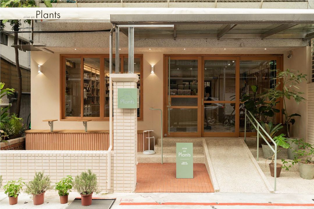 <p class="ql-align-center"><strong style="background-color: transparent;">Plants</strong><span style="background-color: transparent;"> 於 2016 年 5 月創立，是以植物性、無麩質、全食物為飲食理念的品牌。</span></p><p class="ql-align-center"><br></p><p class="ql-align-center"><strong>Plants</strong> <span style="background-color: transparent;">致力於推廣植物性全食物飲食，進而讓大眾了解如何從食、衣、住、行、育、樂之中做選擇，活出有意識的生活。</span></p><p class="ql-align-center"><br></p><p class="ql-align-center"><strong>Plants</strong> 推出了 <strong style="background-color: transparent;">Plants eatery，</strong><span style="background-color: transparent;"> 是台灣第一間提供植物性、無麩質、全食物飲食的餐廳。</span></p><p class="ql-align-center"><span style="background-color: transparent;">隨著時間與目標的推進，</span><strong style="background-color: transparent;">Plants</strong><span style="background-color: transparent;"> 想完成的事很多，除了經營餐廳、出版書籍《</span><a href="https://www.plantseatery.com.tw/shop" rel="noopener noreferrer" target="_blank" style="background-color: transparent;">全食物料理哲學</a><span style="background-color: transparent;">》，</span></p><p class="ql-align-center"><br></p><p class="ql-align-center"><strong style="background-color: transparent;">mise en Plants </strong><span style="background-color: transparent;">則是主理人 </span><strong style="background-color: transparent;">Square</strong><span style="background-color: transparent;"> 與 </span><strong style="background-color: transparent;">Lily</strong><span style="background-color: transparent;"> 現階段的新計畫。</span></p><p class="ql-align-center"><br></p><p class="ql-align-center"><br></p><h6 class="ql-align-center"><span style="background-color: rgb(0, 0, 0); color: rgb(255, 255, 255);">讓永續一切就緒的小超市</span></h6><p class="ql-align-center"><br></p><p class="ql-align-center"><span style="background-color: transparent;">延續 Plants eatery「美味、健康、永續」的理念，</span><strong style="background-color: transparent;">mise en Plants</strong><span style="background-color: transparent;"> 以「小超市」的型態存在台北大安街區，販售純蔬食食材與永續選品，希望為台北街區的民眾帶來別於以往的購物體驗，也藉此吸引更多不同客群，透過選擇與購買，讓環境友善的理念影響更多人。</span></p><p class="ql-align-center"><br></p><p class="ql-align-center"><br></p><h6><strong style="background-color: rgb(0, 0, 0); color: rgb(255, 255, 255);">命名</strong></h6><p><br></p><p><span style="background-color: transparent;">mise en 在法文中有著「執行、變成」之意，</span></p><p><span style="background-color: transparent;">而 Plants 不僅代表植物，也代表以「美味、健康、永續」為理念的 </span><strong style="background-color: transparent;">Plants Eatery</strong><span style="background-color: transparent;">。</span></p><p><br></p><p><span style="background-color: transparent;">在這間座落於台北大安區的小超市裡，</span></p><p><span style="background-color: transparent;">為來訪的客人準備好更多美好選品，希望讓生活與飲食的選擇變得更加容易，一起進入更有意識的生活。</span></p><p><br></p><p><span style="background-color: transparent;">LOGO 設計也融入了這樣的概念，</span></p><p><span style="background-color: transparent;">透過如房屋般的簡潔線條將品牌名有條理地包圍，象徵選品們將在空間內整齊地排列，也乘載植物生活在溫室裡備受呵護的寓意。</span></p><p><br></p><p class="ql-align-center"><span style="background-color: transparent;">在餐飲界，</span><strong style="background-color: transparent;">mise en place</strong><span style="background-color: transparent;"> 有著「各就各位」的意思，</span></p><p class="ql-align-center"><span style="background-color: transparent;">指的是蒐集和擺放好料理所需的一切，讓各種食材在烹煮前一切就緒；</span></p><p class="ql-align-center"><span style="background-color: transparent;">在電影圈，</span><strong style="background-color: transparent;">mise en scene</strong><span style="background-color: transparent;"> 意指「場面調度」，</span></p><p class="ql-align-center"><span style="background-color: transparent;">是戲劇與電影的一種製作手法，本質指的是視覺主題或講故事。</span></p><p class="ql-align-center"><br></p><p><br></p><h6><span style="color: rgb(255, 255, 255); background-color: rgb(0, 0, 0);">選物遵循植物性、無麩質兩大原則</span></h6><p><br></p><p>販售品項<span style="background-color: transparent;">包含烘焙、甜點、冷凍冷藏食品、調理包、自然酒、無包裝清潔劑、香氛等食品與日常用品。</span></p><p><br></p><p><span style="background-color: transparent;">在物件中加入「儀式感」這項能妝點生活氛圍的元素；食品則精選市場上相對少見的，讓大家可以認識更多不同品牌，做出最適合自己的選擇。</span></p><p><br></p><p><br></p><h6><span style="color: rgb(255, 255, 255); background-color: rgb(0, 0, 0);">課程</span></h6><p><br></p><p><span style="background-color: transparent;">除了集結國內外選物、提供外帶服務，</span><strong style="background-color: transparent;">mise en Plants</strong><span style="background-color: transparent;"> 還被賦予開課教育的任務，更將成為台灣第一間無麩質甜點實體店鋪。</span></p><p><br></p><p><span style="background-color: transparent;">不只作為社區裡友善的存在而生，</span><strong style="background-color: transparent;">mise en Plants</strong><span style="background-color: transparent;">&nbsp;也給予人們一個輕鬆無負擔的方式找到更多對環境友善的商品，讓消費成為永續行動的關鍵環節。</span></p>