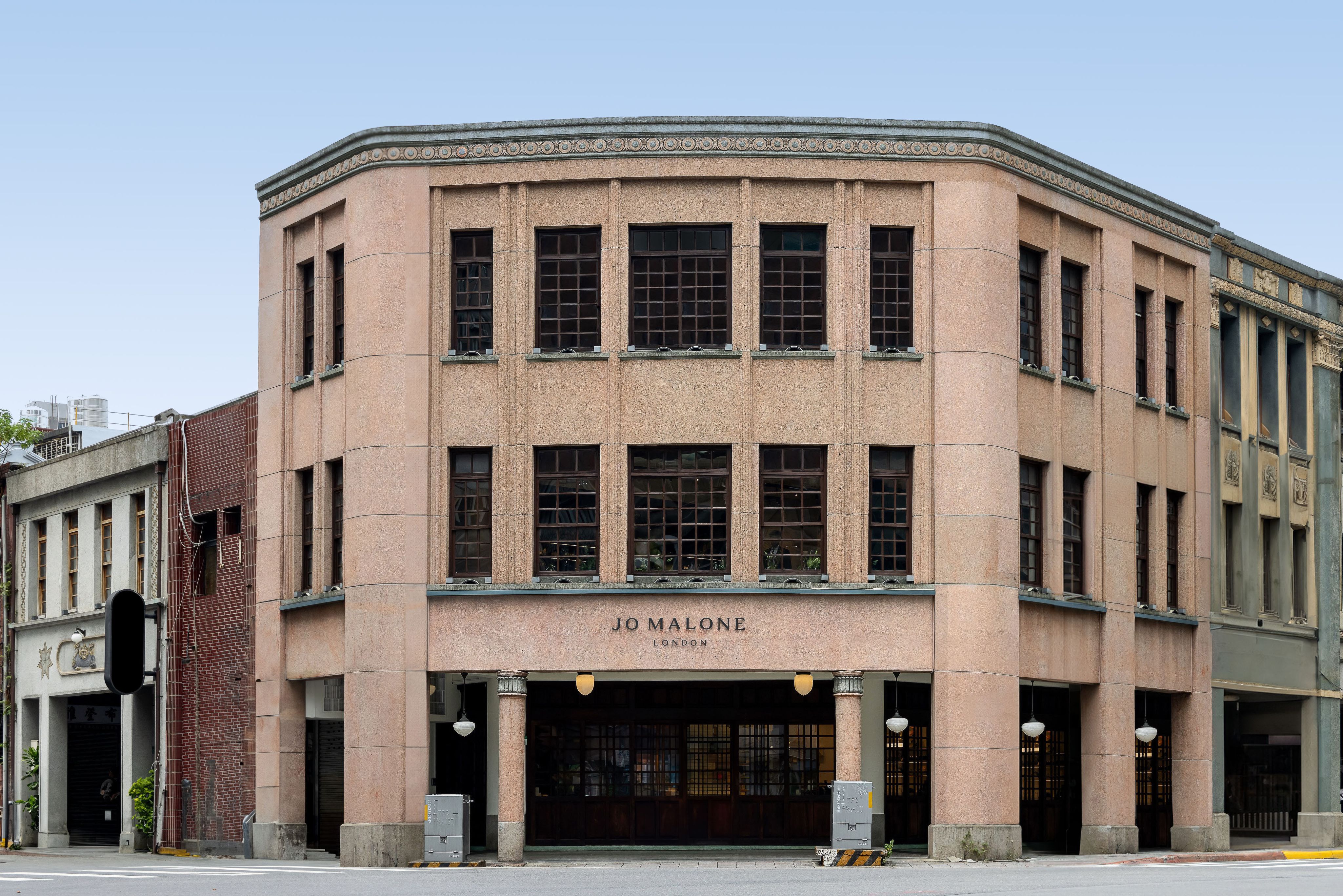 <p>今年七月，英倫香氛品牌Jo Malone London亞洲首間座落於百年歷史建築中的形象概念店在大稻埕開啟全新篇章。全新店面位於大稻埕迪化街入口處，一幢擁有百年歷史的三層老宅，在保留歷史建築結構的基礎上，將英倫風格與現代元素糅合進室內空間，向在地歷史與文化致敬的同時，也建構出古風氣息、新舊相融的獨特門市，並創造獨特香氛、購物體驗。</p>