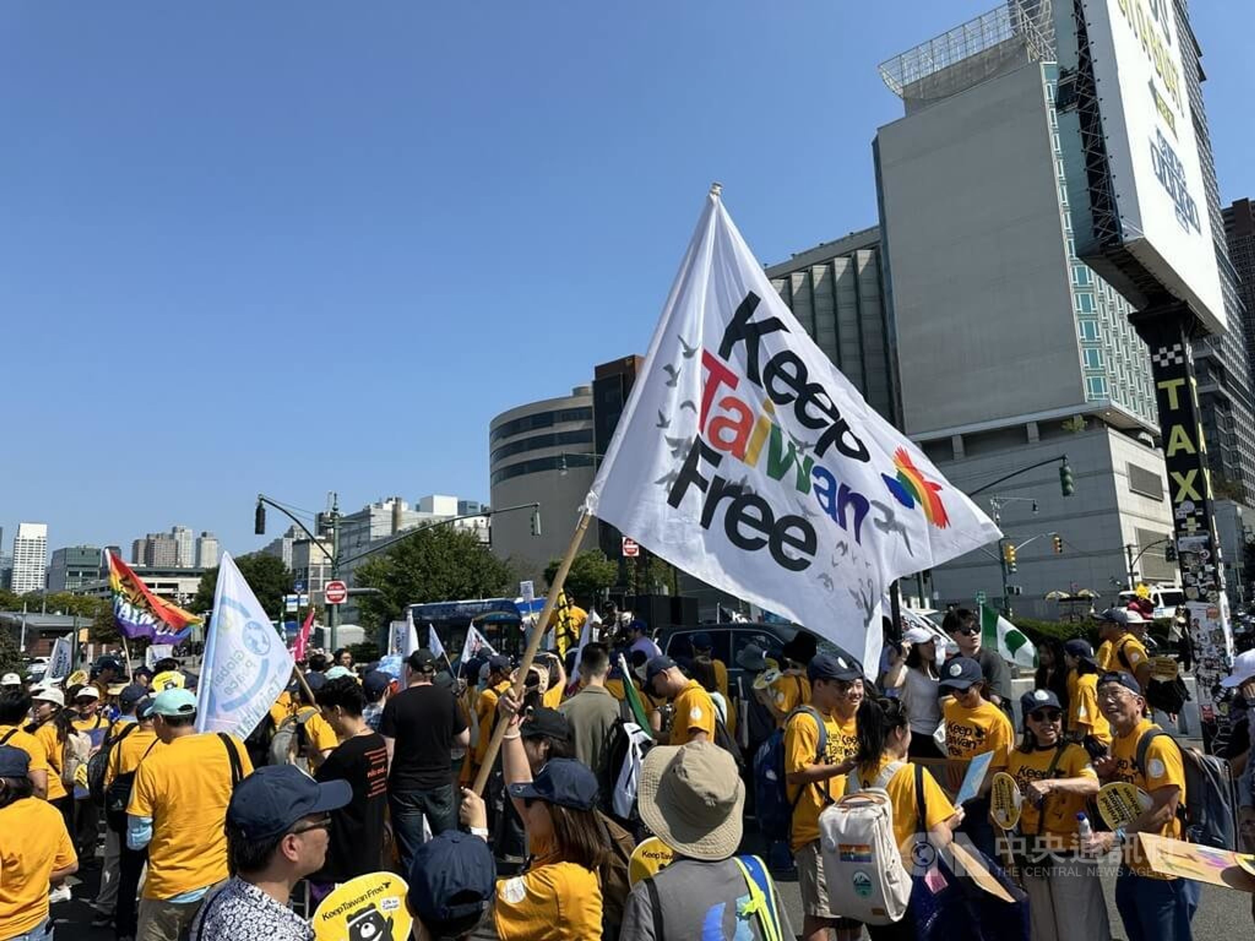 <p><span style="color: rgb(69, 69, 69);">遊行群眾在中國駐紐約總領事館前聚集，揮舞守護台灣自由旗幟。中央社記者廖漢原紐約攝 113年9月15日</span></p>