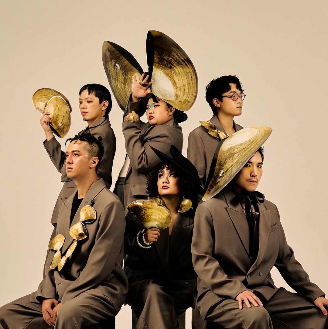 <h5>A_Root同根生</h5><p><br></p><p><span style="background-color: transparent;">民族樂器創作的融合樂團，包含笙、月琴、柳琴、中阮、鋼琴、大提琴、貝斯、擊樂、人聲等。榮獲第一屆全球客家流行音樂大賽創作組冠軍；入圍第34屆金曲獎最佳樂團、最佳台語專輯、最佳年度專輯、最佳專輯製作人，共四項大獎，專輯獲34屆金曲獎最佳專輯製作人；入圍第14屆金音獎最佳現場演出等2獎項；第十七屆美國獨立音樂獎雙項入圍；獲邀參與墨西哥塞萬提斯國際藝術節50週年臺灣代表演出團隊。</span></p><p><br></p><p><span style="background-color: transparent;">以臺灣文化為基底進行破壞與重建，說書人之姿遊走在戲曲歌謠、爵士語彙、電子聲響之間，揉合出當代民俗野味與臺式氣口，轉化出異次元同樂的島嶼祭典。</span></p><p><br></p><p><span style="background-color: transparent;">擅以音樂敘事，融合臺語、華語、客語、英語等多語種，以及多樣音樂風格，混生出平埔拉丁、客家森巴、臺式放克，亦或是 Neo Folk Alternative Rock、Jungle Terror、World Fusion 的特調風味。</span></p><h5><br></h5><p><span style="color: rgb(5, 5, 5);">編制：</span></p><p><span style="color: rgb(5, 5, 5);">主唱 Lead Vocalist：游怡婷 Yoyi</span></p><p><span style="color: rgb(5, 5, 5);">笙 Sheng、人聲 Vocalist：楊智博 Jipo Yang</span></p><p><span style="color: rgb(5, 5, 5);">鍵盤 Keyboard：林喬 Chiao Lin</span></p><p><span style="color: rgb(5, 5, 5);">柳琴 Liuqin、中阮 Ruan、月琴 Yueqin：林琬婷 Wan-Ting Lin</span></p><p><span style="color: rgb(5, 5, 5);">大提琴 Cello、電貝斯 Bass：鄭皓羽 Hao-yu Cheng</span></p><p><span style="color: rgb(5, 5, 5);">打擊 Drums：陳渝平 DK Chen</span></p><h4><br></h4><p>樂團網站：<a href="https://linktr.ee/a_root" rel="noopener noreferrer" target="_blank" style="color: inherit;">https://linktr.ee/a_root</a></p><p><span style="color: rgb(5, 5, 5);">FB：</span><a href="https://www.facebook.com/ARoot2016" rel="noopener noreferrer" target="_blank" style="color: rgb(17, 85, 204);">https://www.facebook.com/ARoot2016</a></p><p><span style="color: rgb(5, 5, 5);">IG：</span><a href="https://www.instagram.com/aroot2016/" rel="noopener noreferrer" target="_blank" style="color: rgb(17, 85, 204);">https://www.instagram.com/aroot2016/</a></p><p><span style="color: rgb(5, 5, 5);">YT：</span><a href="http://www.youtube.com/@aroot2016" rel="noopener noreferrer" target="_blank" style="color: rgb(17, 85, 204);">www.youtube.com/@aroot2016</a></p>