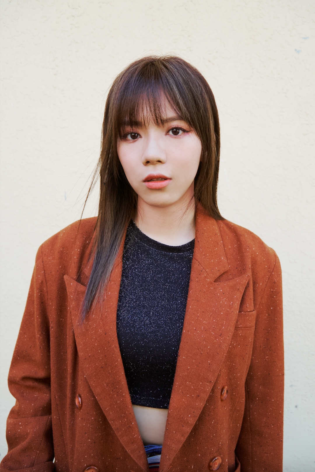 <h5><span style="color: rgb(24, 42, 55); background-color: transparent;">柔米 Zoomie</span></h5><p><br></p><p><span style="color: rgb(24, 42, 55); background-color: transparent;">柔米，是外公給她的名字，台語為溫柔美麗之意 。</span></p><p><br></p><p><span style="color: rgb(24, 42, 55); background-color: transparent;">台灣創作女歌手，極具辨識度的靈魂嗓音，充滿個人風格的吉他演奏及詞曲創作</span></p><p><span style="color: rgb(24, 42, 55); background-color: transparent;">首張專輯《新的。人。事物》便獲得第10屆金音獎最佳新人、最佳民謠單曲、最佳民謠專輯三項提名，同時為臺灣原創流行音樂大獎客語組兩屆首獎及現場演出獎得主；2020 年末回歸獨立製作，推出概念作品《台北錄音》入圍 Freshmusic Awards 年度 EP。</span></p><p><br></p><p><span style="color: rgb(24, 42, 55); background-color: transparent;">2023年推出個⼈⾸張客語專輯《鎮妹》，榮獲得第35屆金曲獎最佳客語歌手。</span></p><p><br></p><p><span style="color: rgb(24, 42, 55); background-color: transparent;">柔⽶的⾳樂是⼀座⽣機盎然的島嶼，讓每個嚮往⾃由的靈魂，能在其中恣意歇息和⾶翔。</span></p><p><br></p><p>FB：https://www.facebook.com/awarenessofzoomie</p><p>IG：zoomie_live</p>