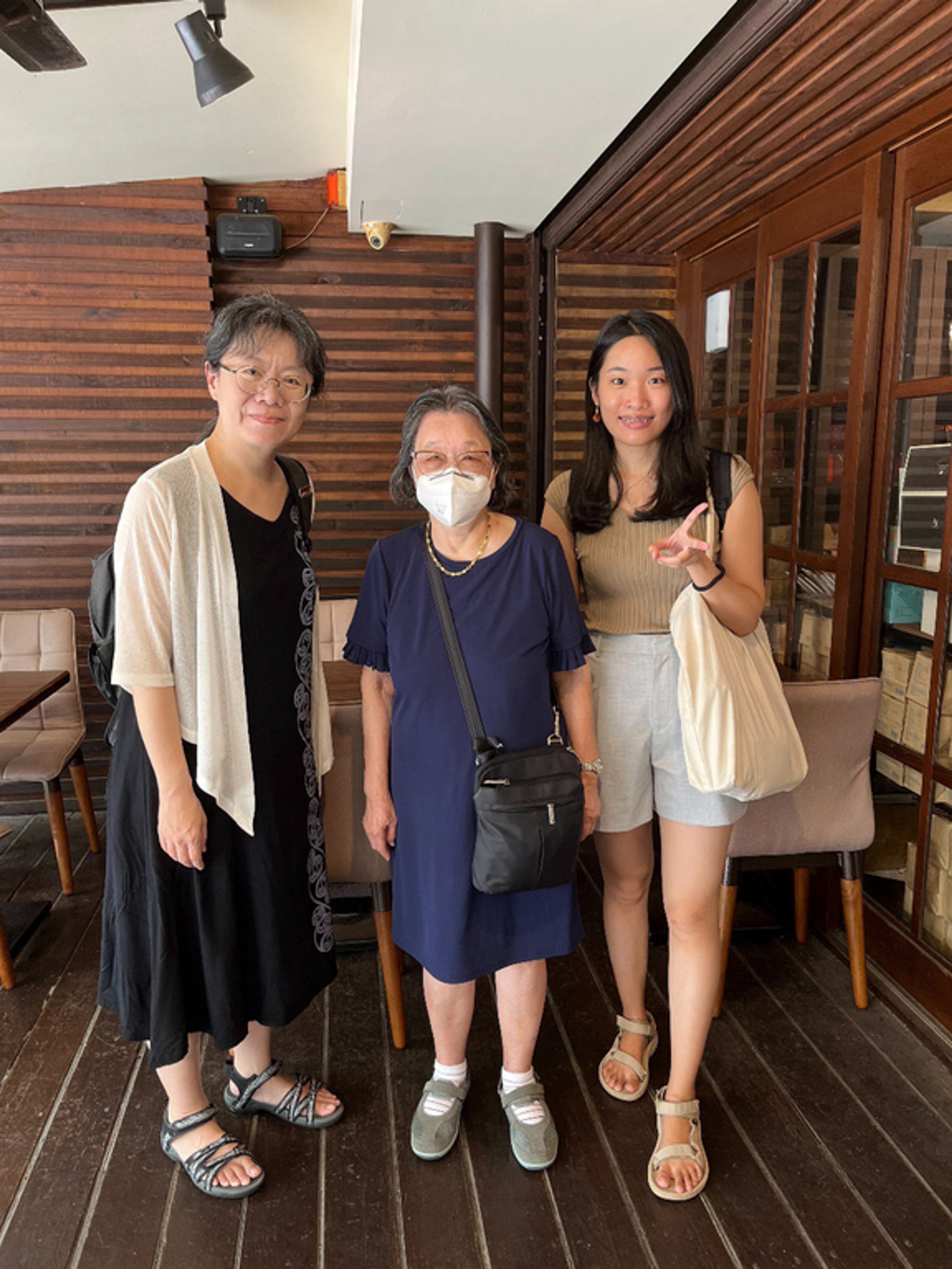 <p><span style="color: rgb(51, 51, 51);">圖1. 2023年7月14日許世珍女士(中)與郭佩宜主任(左)、助理羅文君(右)合影</span></p>