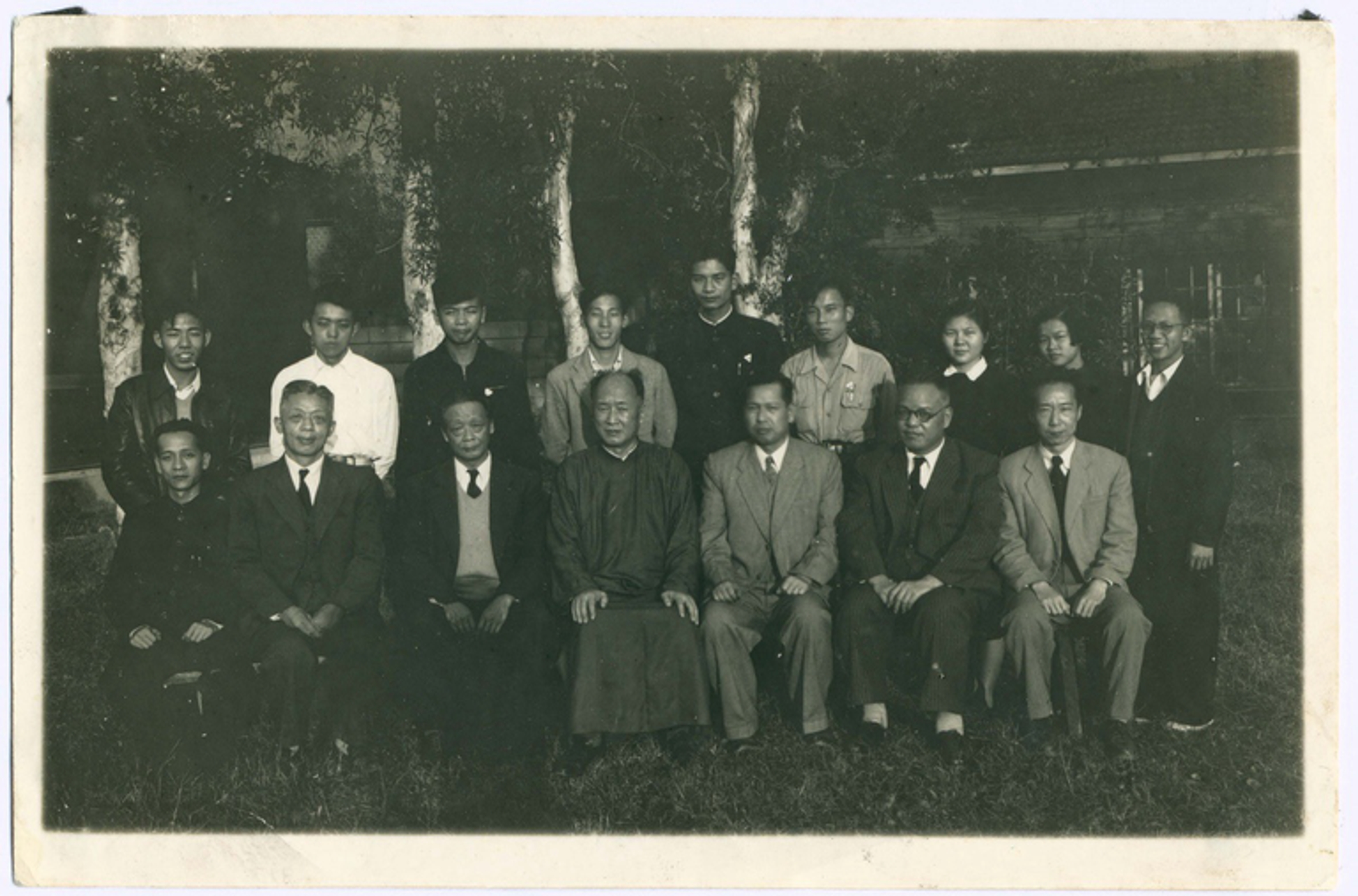 <p><span style="color: rgb(51, 51, 51);">圖2. 1951年12月30日台大考古人類學系年終學生謝恩會紀念攝影。說明:(前排左起)宋文薰、芮逸夫、董作賓、李濟、陳紹馨、凌純聲、陳楚光;(後排左起)李亦園、張光直、謝劍、任先民 、唐美君、林明漢、陶樹雪、許世珍、丘其謙(資料來源:許世珍女士提供)</span></p>