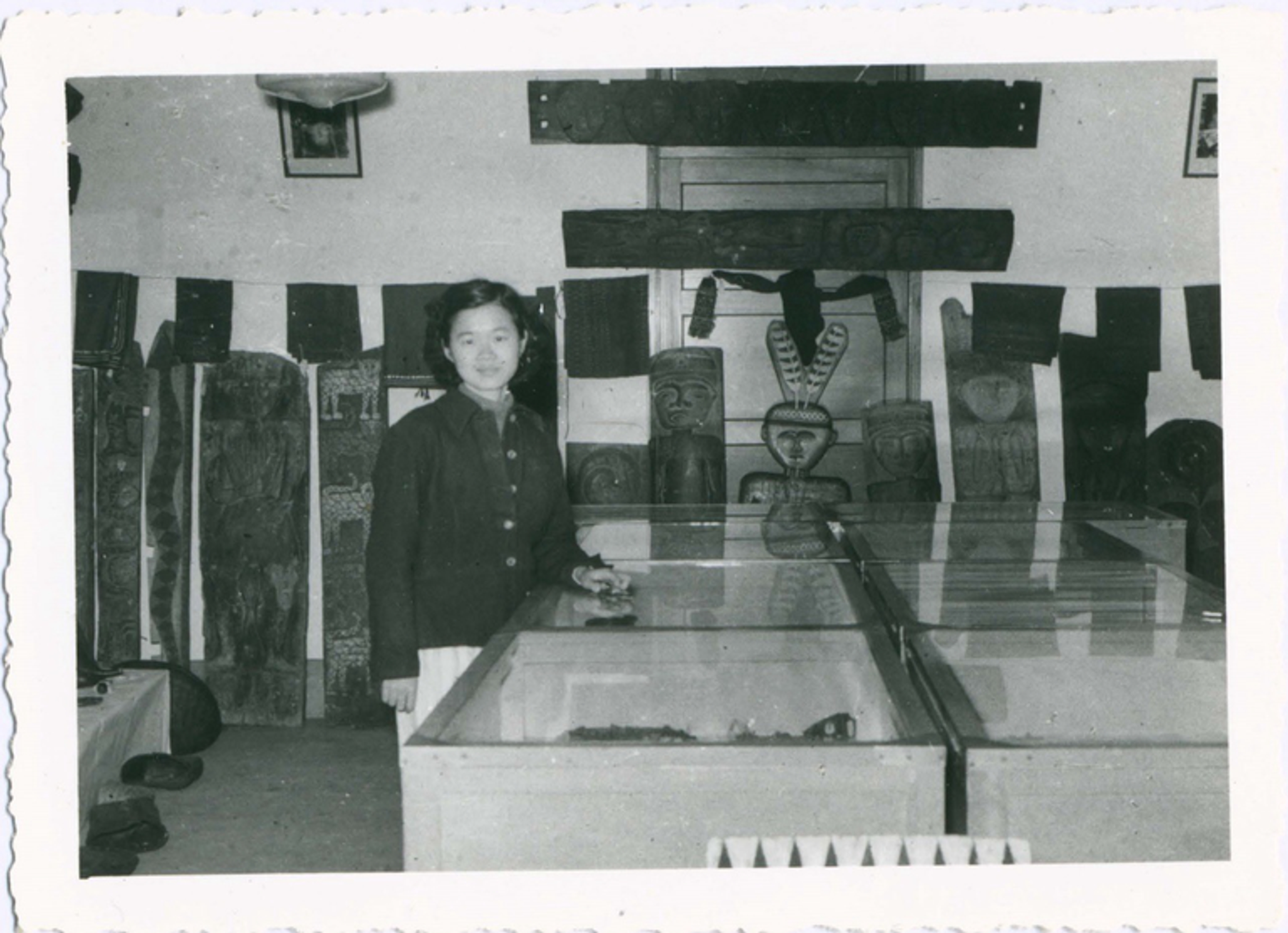 <p><span style="color: rgb(51, 51, 51);">圖3. 1956年許世珍女士於考古人類學系標本陳列室(資料來源:許世珍女士提供)</span></p>