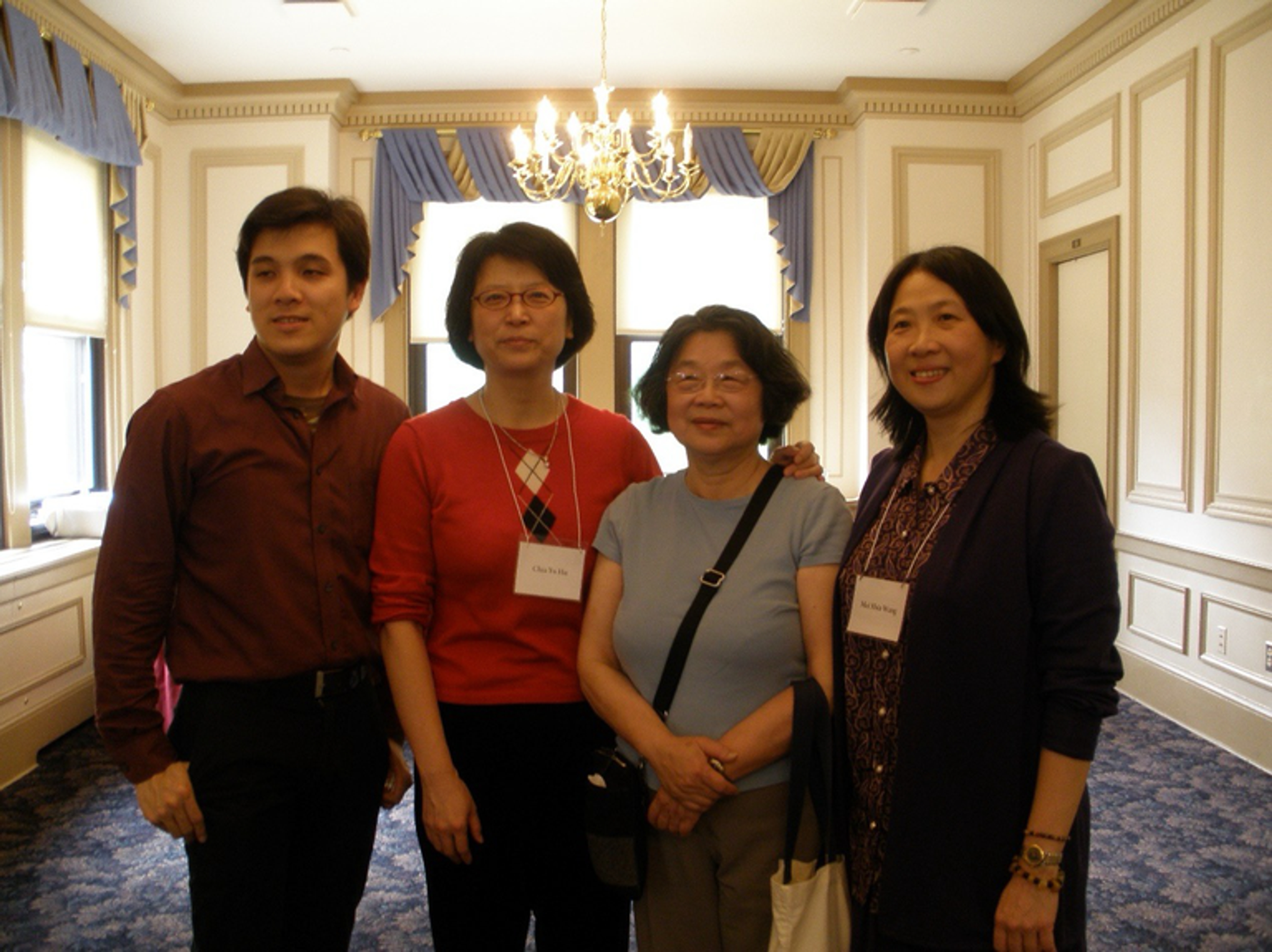 <p><span style="color: rgb(51, 51, 51);">圖8. 2010年4月匹茲堡大學亞洲研究中心主辦之台灣原住民研討會合影。說明:(左起)宋世祥、胡家瑜、許世珍、王梅霞(資料來源:許世珍女士提供)</span></p>