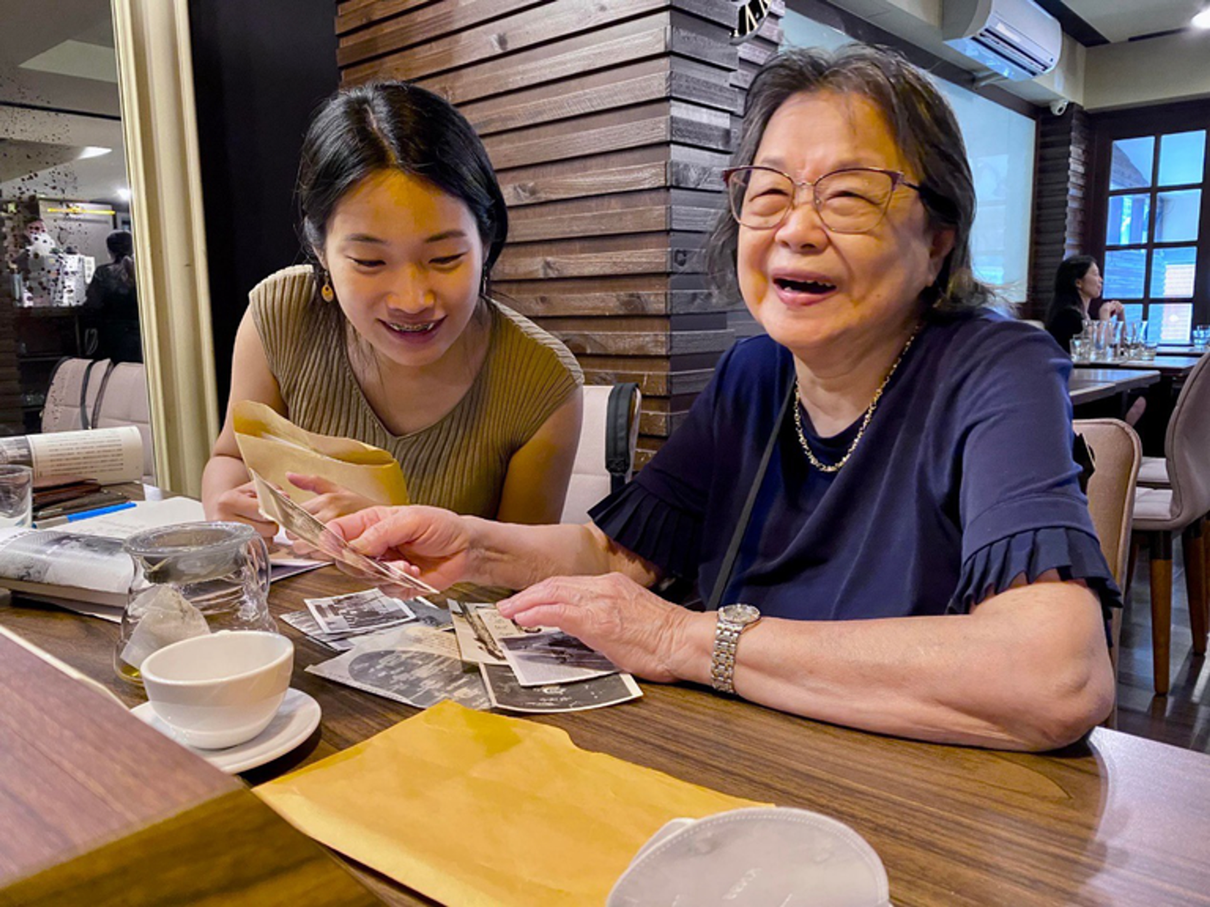 <p><span style="color: rgb(51, 51, 51);">圖9. 許世珍女士(右)分享在臺大考古人類學系就讀及在中研院民族所服務時期的老照片</span></p><p><span style="color: rgb(51, 51, 51);">(拍攝者:郭佩宜;拍攝時間:2023年7月14日)</span></p>