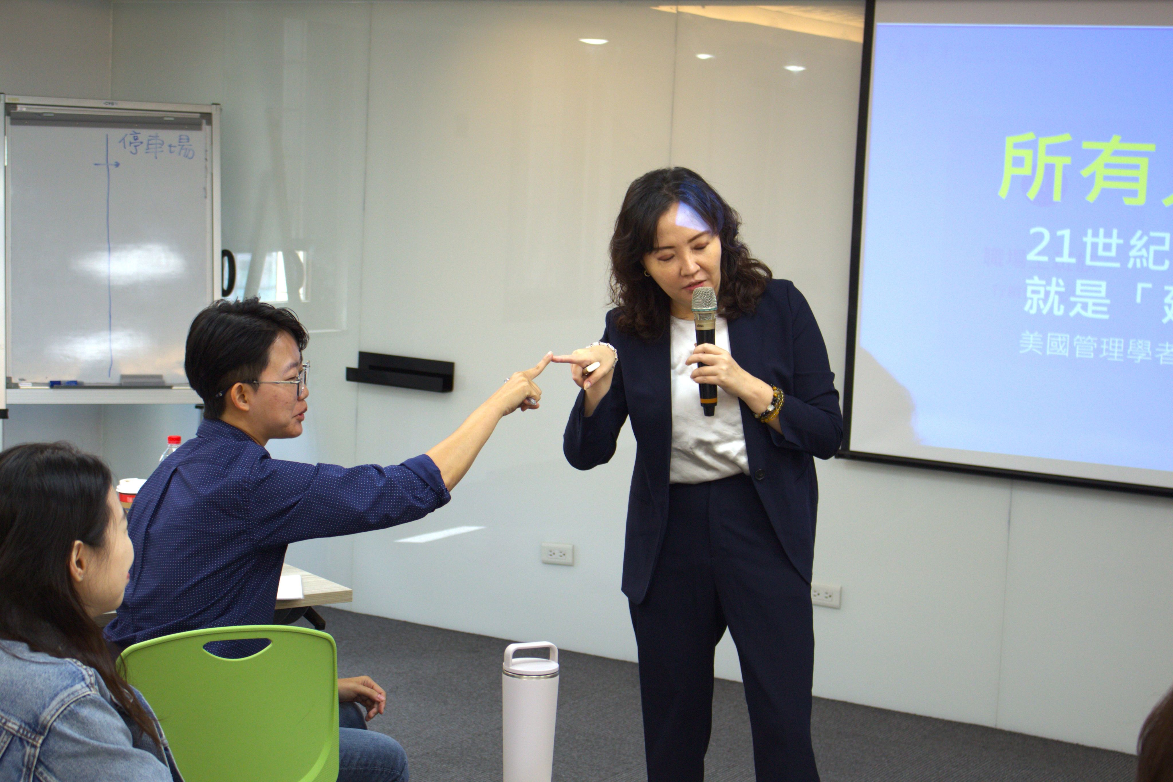 <ul><li><strong style="background-color: transparent;">個人品牌課程群組陪跑</strong><span style="background-color: transparent;">:兩周的作業「個人品牌內容產生」的陪跑,確認大家學了以後</span><strong style="background-color: transparent;">真的會用</strong><span style="background-color: transparent;">。</span></li></ul><p><span style="background-color: transparent;">+</span></p><ul><li><strong style="background-color: transparent;">個人品牌社群共學資源</strong></li></ul>