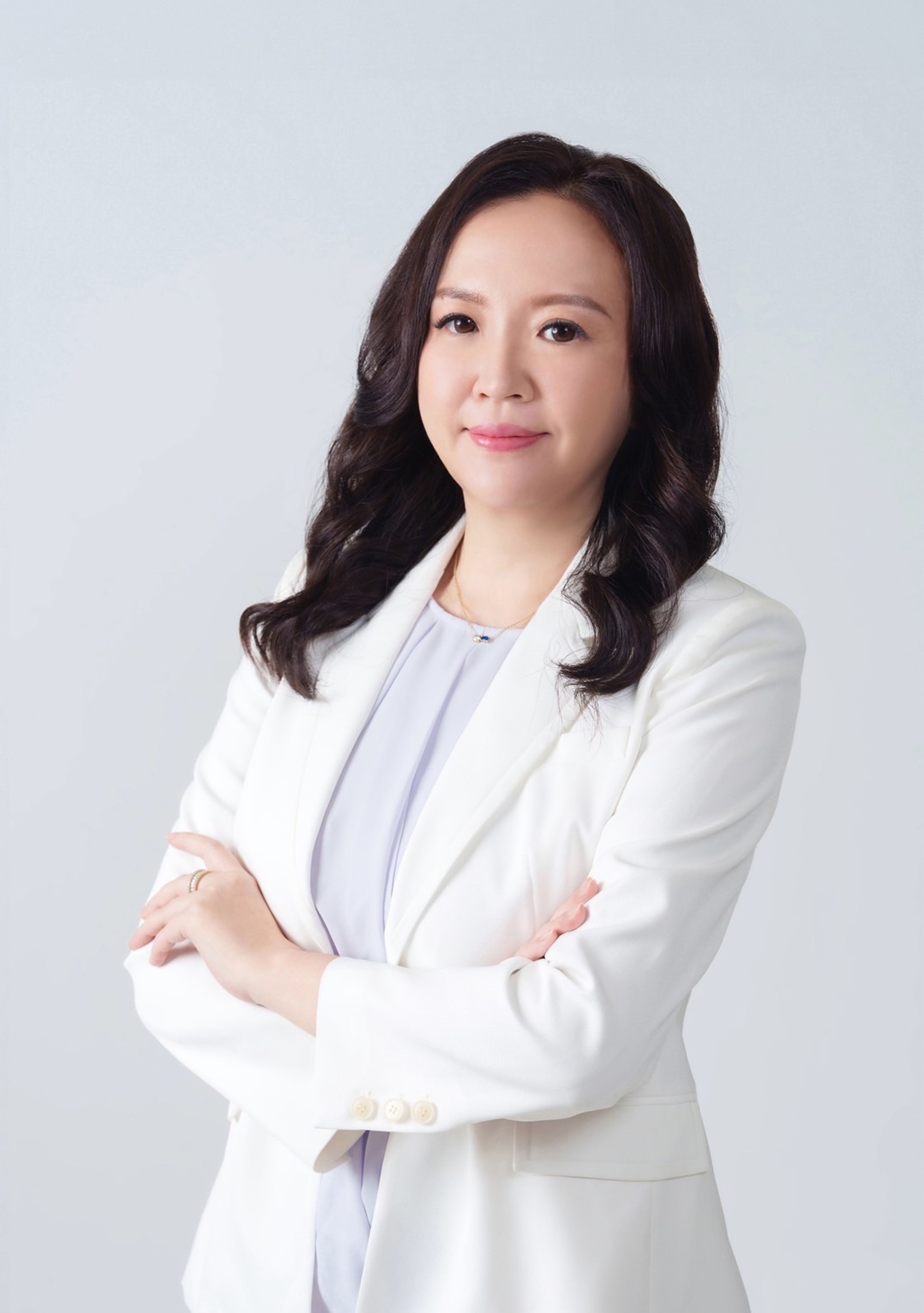 <p class="ql-align-center">黃馨儀Cynthia老師具<strong>台灣大學博士</strong>學位,也具備超過十年外商品牌行銷經驗,與多年中小企業顧問經驗,理論與實戰經驗兼具。</p><p class="ql-align-center">專長於數據驅動的<strong>精準決策</strong>、<strong>問題分析</strong>與<strong>解決</strong>、<strong>跨部門溝通與協作</strong>及<strong>高績效領導</strong>、<strong>專案管理</strong>。</p><p class="ql-align-center">老師以<strong>數據思維</strong>搭配<strong>教練式領導</strong>打造自主高效團隊,曾成功帶領百人團隊;並協助台灣中小企業與個人品牌規劃策略、組織重整及時間資源管理,多次運用數據與品牌思維協助企業半年內轉虧為盈。</p><p class="ql-align-center">老師的課程設計強調<strong>實務與理論的結合</strong>,並善於運用<strong>引導式教學</strong>,讓學員能制定具體的行動方案,立即應用於實際工作,深受學員與企業好評。</p><p class="ql-align-center"><br></p><p>💡國際證照:</p><p>AL加速式學習國際認證</p><p>Facilitator教學引導國際認證</p><p>ATD教學設計國際認證</p><p class="ql-align-center">ICF國際教練認證ACC</p><p class="ql-align-center">💡授課單位/顧問客戶:華苓科技/統一超商/統一企業/台新人壽/信安保險經紀/富邦金控/雅丰醫美集團/聯聖集團/汐游寶寶/醒吾科技大學/輔仁大學/世新大學/基拾科技/TeSA/自強基金會/台灣網商協會等</p><p class="ql-align-center"><br></p><p class="ql-align-center">想要更了解Cynthia老師:</p><p class="ql-align-center"><a href="https://www.facebook.com/hsinyi.huang3" rel="noopener noreferrer" target="_blank">📍Cynthia FB</a></p><p class="ql-align-center"><a href="https://instagram.com/cynthiapuppy_huang" rel="noopener noreferrer" target="_blank">📍Cynthia IG</a></p><p class="ql-align-center"><a href="https://www.facebook.com/CynthiaLifeandWorld" rel="noopener noreferrer" target="_blank">📍不只是媽媽Cynthia粉專</a></p><p class="ql-align-center"><a href="https://reurl.cc/d10p9V" rel="noopener noreferrer" target="_blank">📍Cynthia的個人品牌共學私域-打造閃閃發光的個人品牌</a></p><p class="ql-align-center"><br></p><p class="ql-align-center">👩🏻🏫事業品牌顧問官網:<a href="https://nymph.oen.tw/crm/event/yhtbrand.com" rel="noopener noreferrer" target="_blank">yhtbrand.com</a></p><p class="ql-align-center"><br></p>