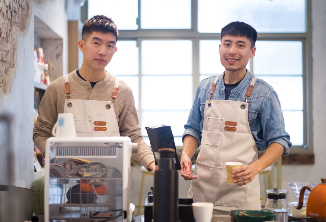 <p><strong>丸義咖啡 David &amp; Alex</strong></p><p><br></p><p>從精品咖啡店多年累積的咖啡涵養，</p><p>及工研院科技人出身的精準掌握，</p><p>浪漫與理性的雙重調和，</p><p>成就丸義咖啡的獨樹一格。</p><p><br></p><p>「丸(玩)生活，義(一)起喝咖啡！」</p><p>將咖啡的美好氤氳，飄散出去，</p><p>以最自在愜意的方式，分享給更多人。</p><p><br></p><p>精選全球各大產區優質咖啡豆，</p><p>莊園單品豆及獨家配方豆各自綻放獨美香氣，</p><p>手沖的純粹與創意咖啡飲品，</p><p>是我們在咖啡世界裡不斷發現的驚喜。</p><p><br></p><p>丸義咖啡，</p><p>為每一位愛咖啡的人，注入一份專屬的心意與陪伴。</p>