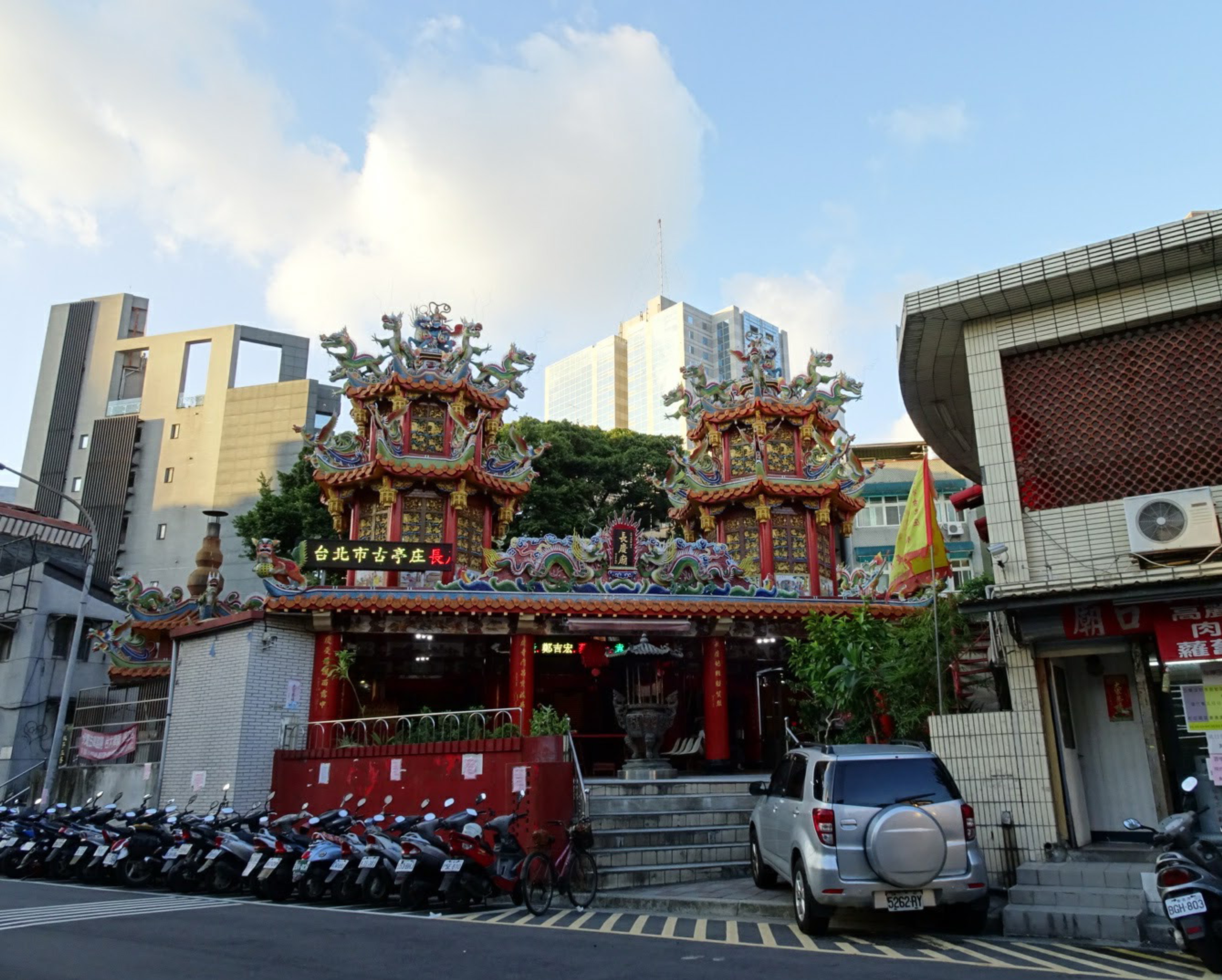 <p><span style="background-color: transparent;">圖 6 古亭長慶廟,廟後方的樹冠即為長慶榕</span></p>