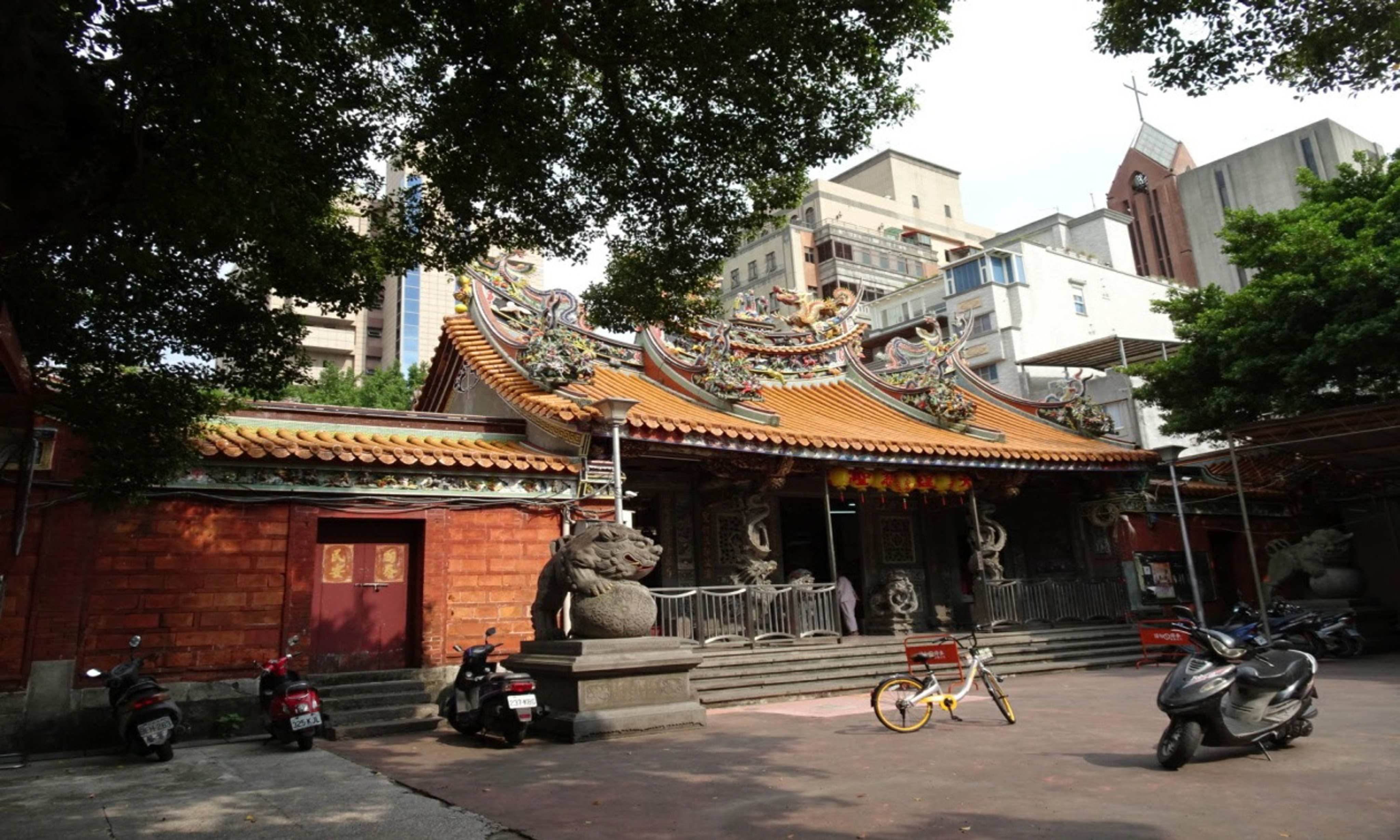 <p><span style="background-color: transparent;">圖 11 大稻埕慈聖宮廟前廣場榕樹成蔭</span></p>