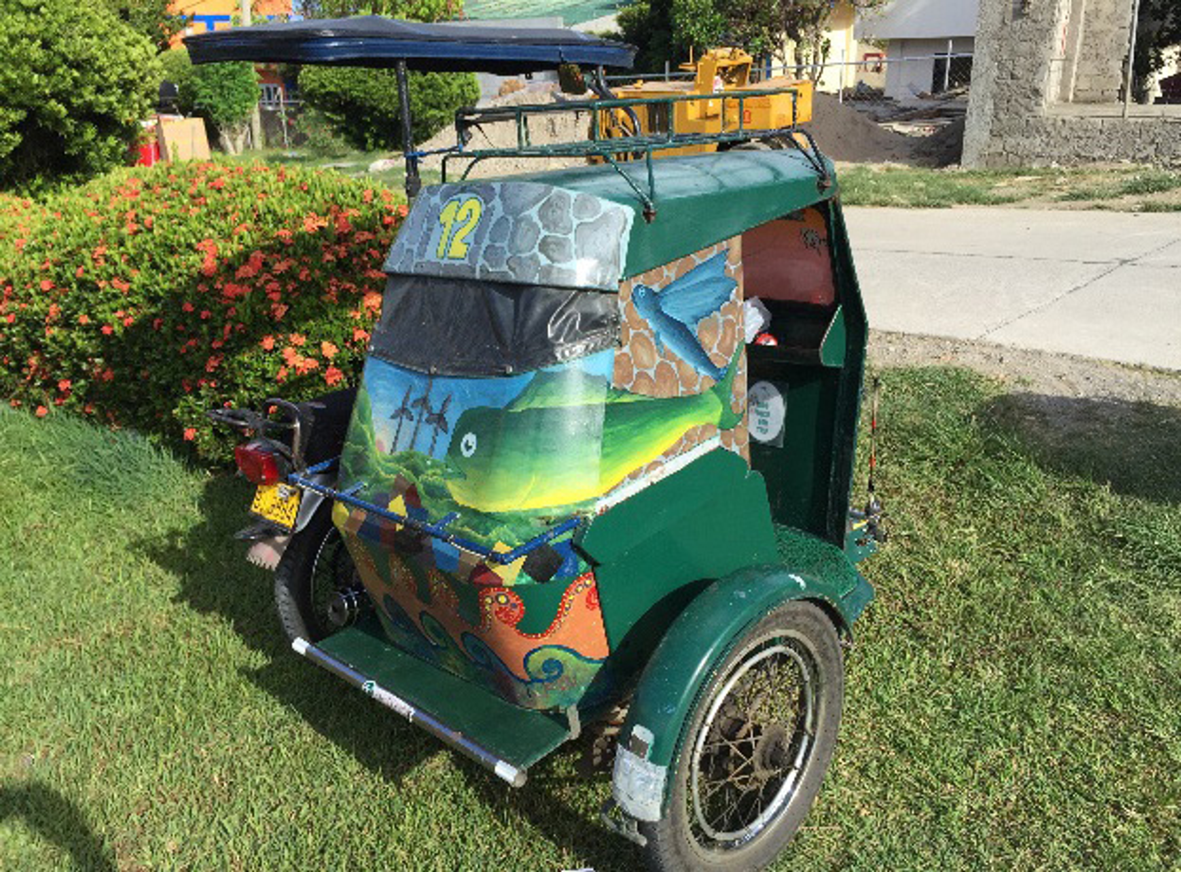 <p><span style="background-color: transparent;">圖 11 Basco 市區以「鬼頭刀與飛魚」為主題之 MATODA( 計程摩托車 ) 彩繪</span></p>